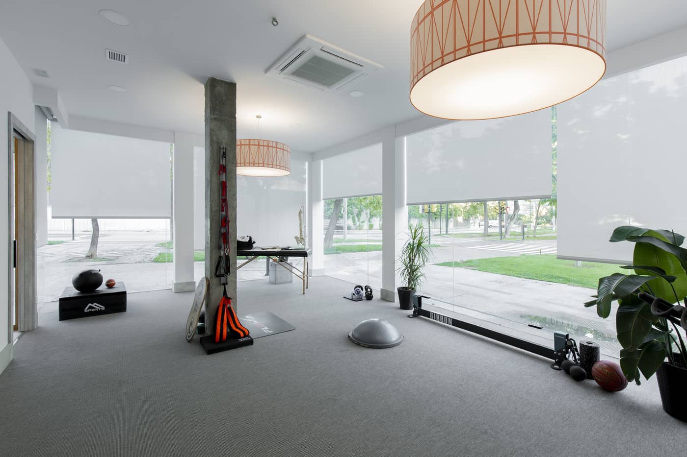 Sala de entrenamiento con ventanal y suelo técnico tras la reforma del local