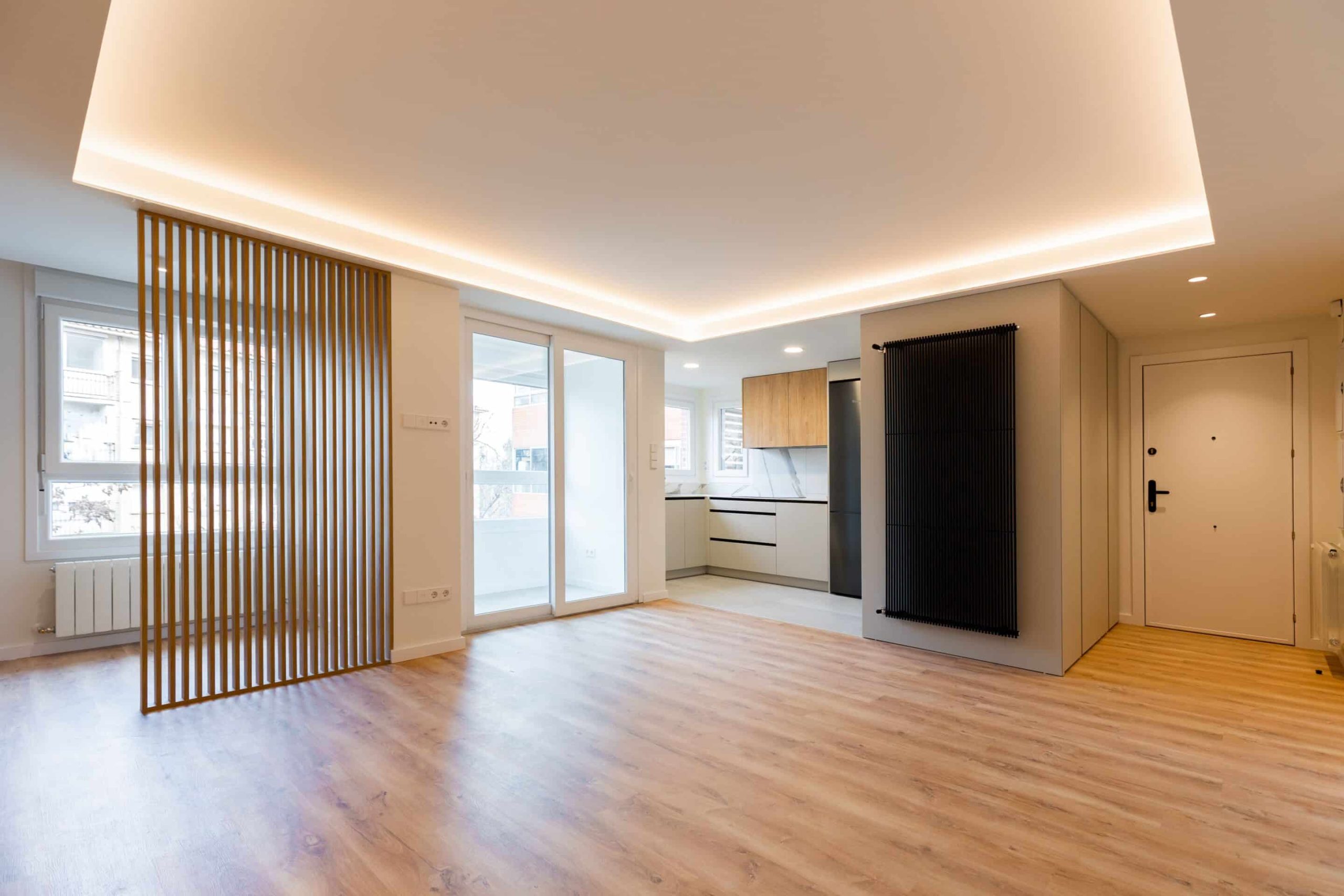 Salón abierto a la cocina tras la reforma
