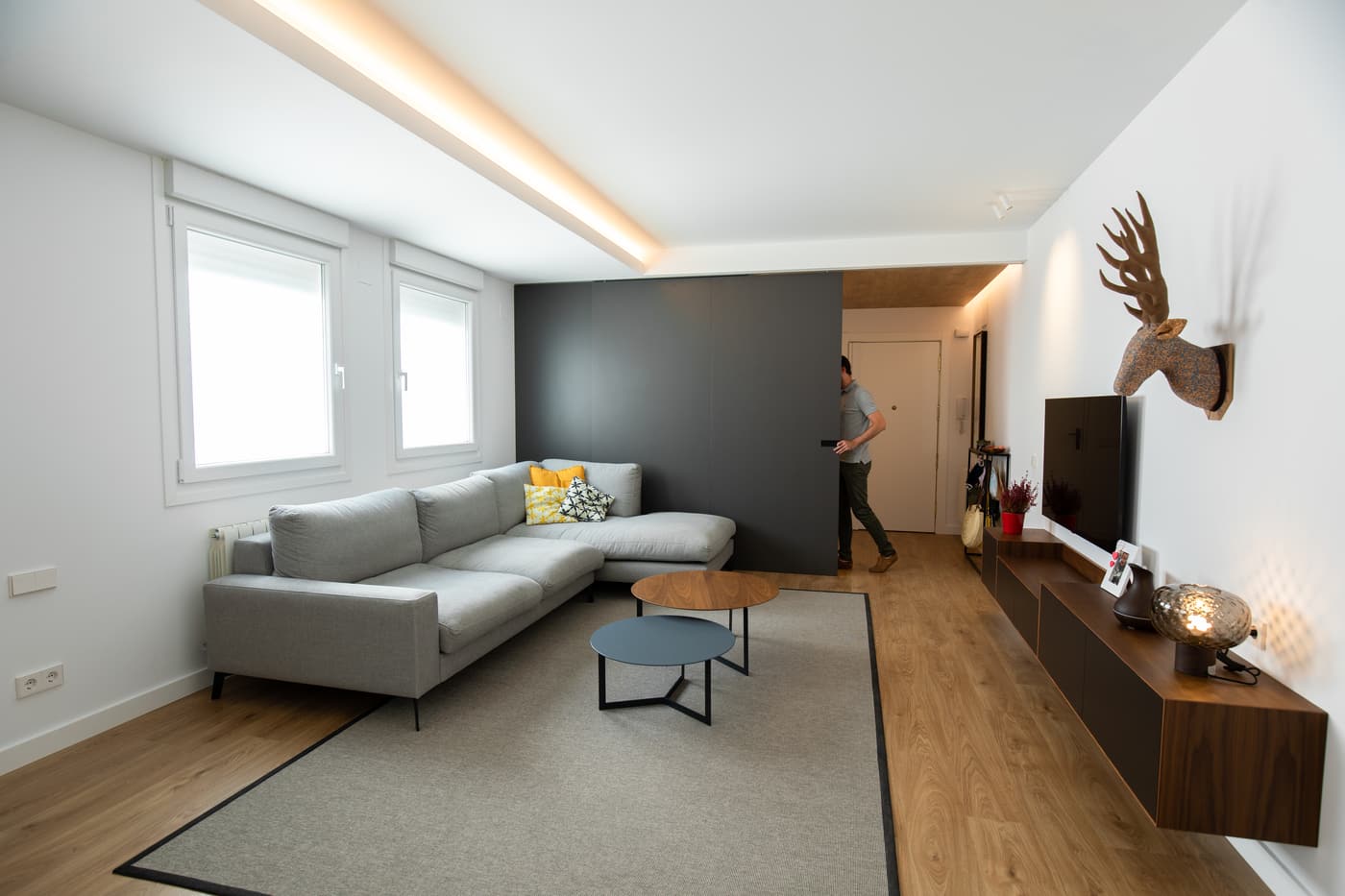 Salón con pared gris oscuro y sofá chaise longue