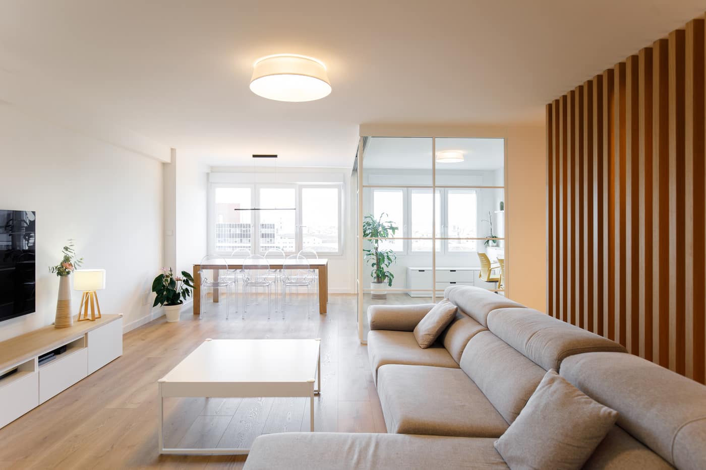 Salón con sofá gris y lamas de madera