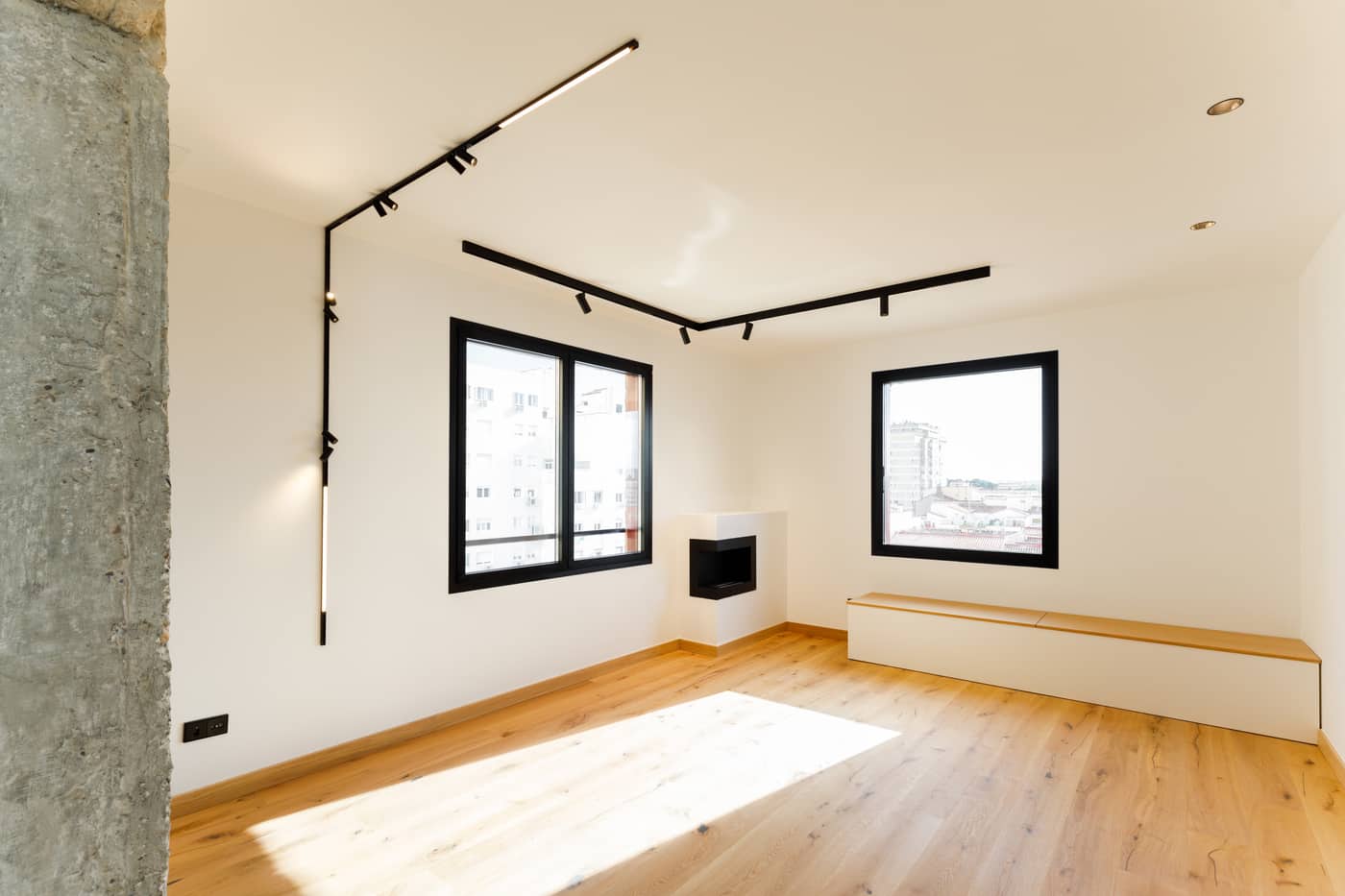 Salón luminoso con carriles de focos negros