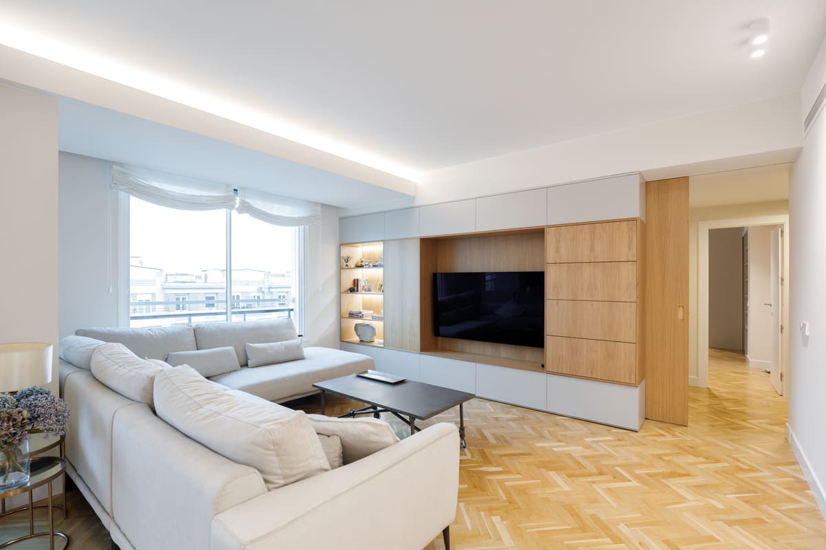 Salón reformado con mueble de televisión a medida