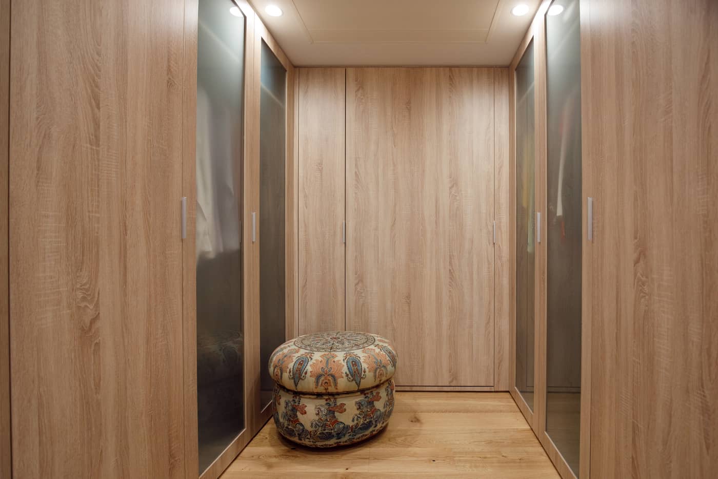 Vestidor de madera con puff central