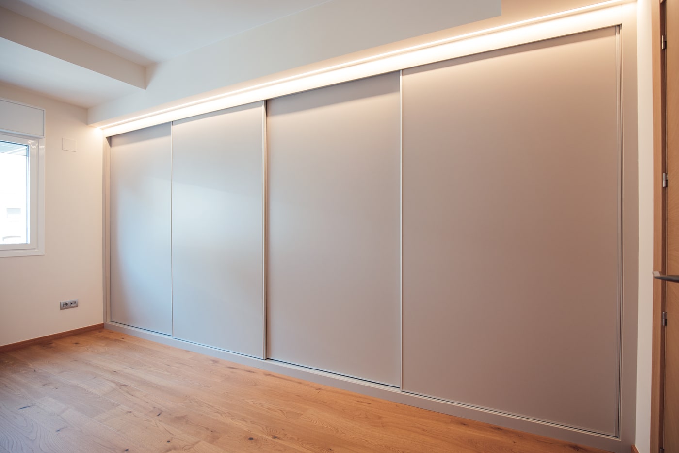 Armario de puertas correderas con luz superior