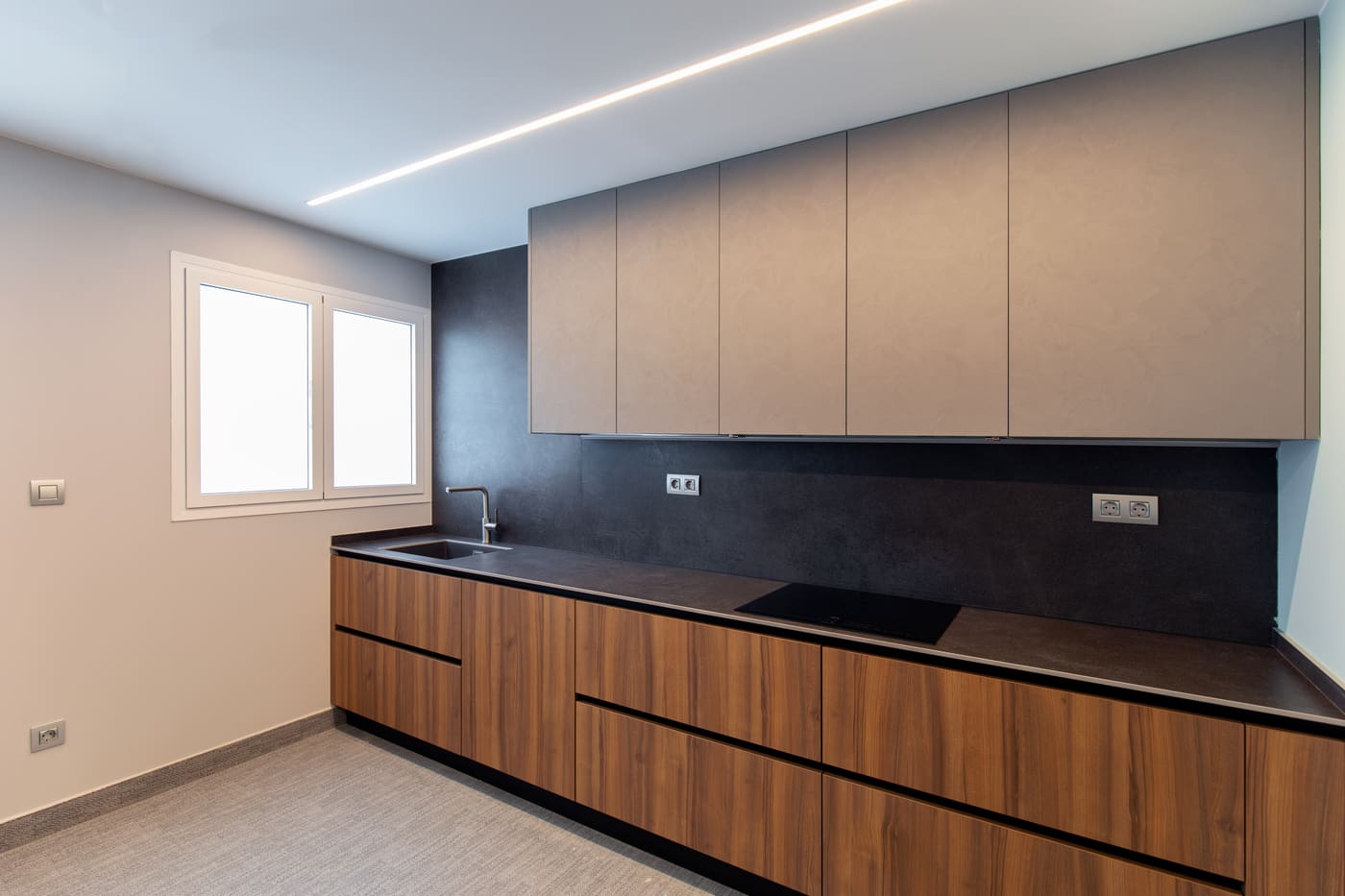 Cocina con muebles altos grises y bajos de madera, proyecto SIL 3