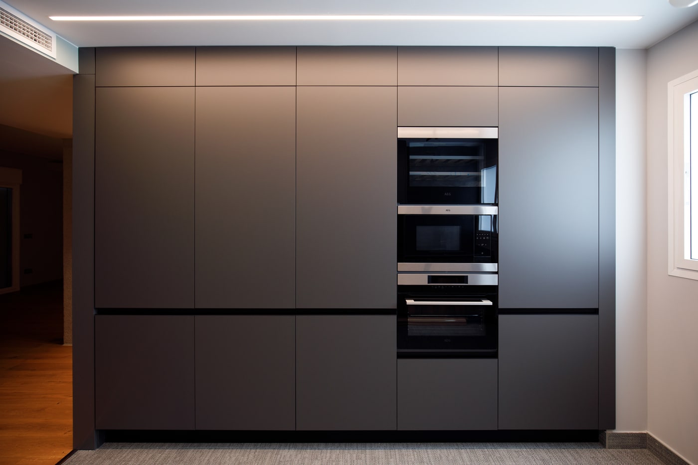 Columnas de cocina en gris oscuro con hornos