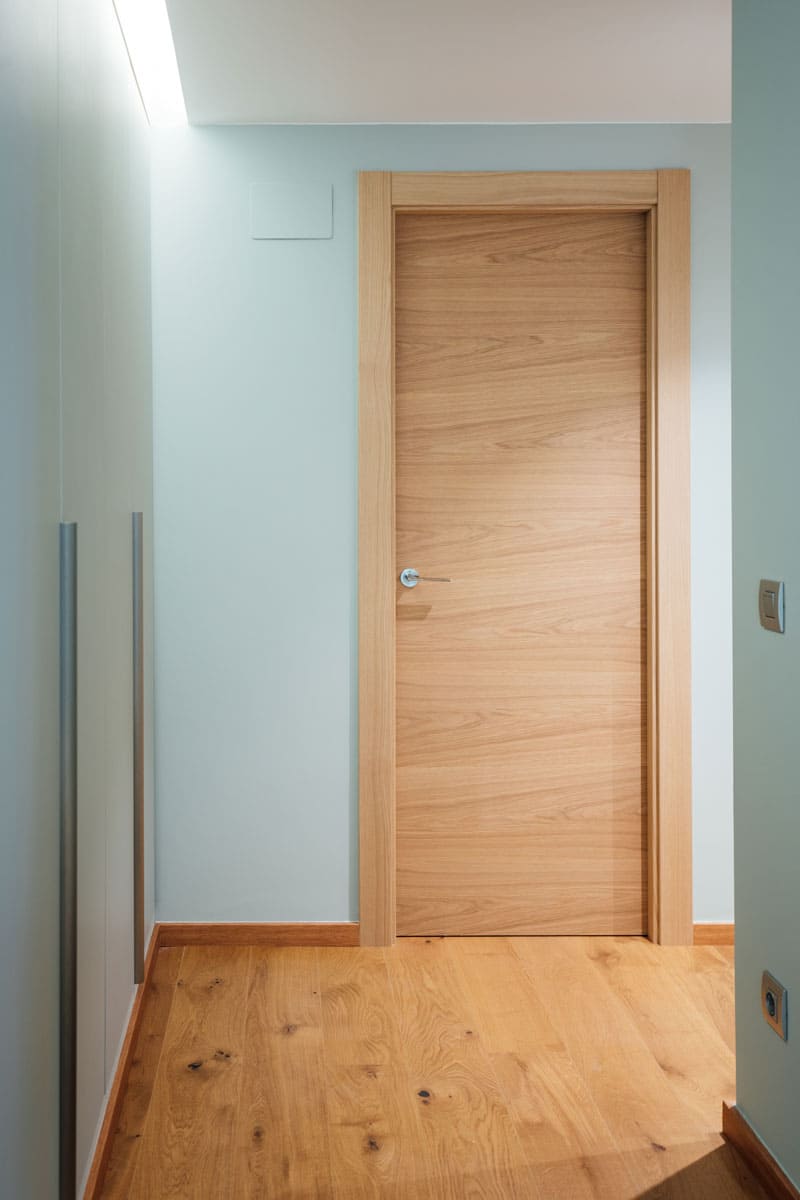 Puerta de madera en el pasillo reformado