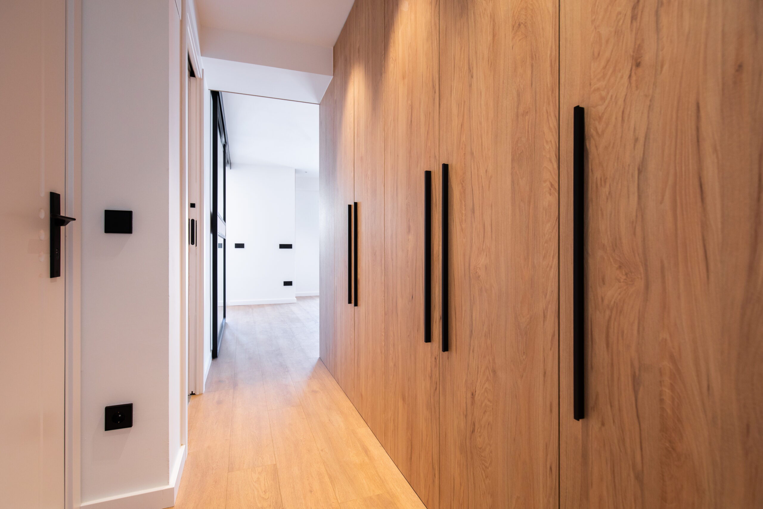Armarios de madera con tiradores negros