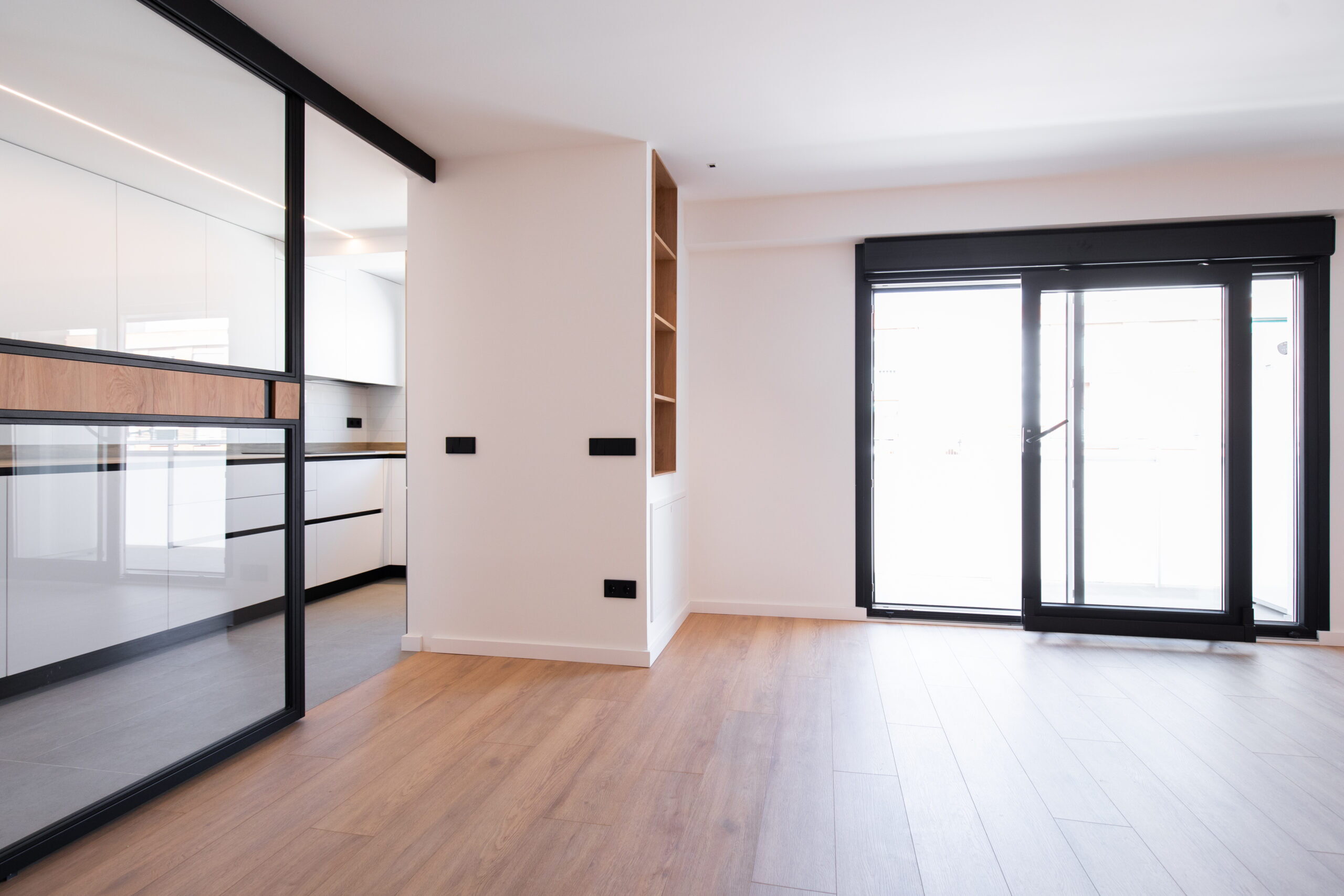 Cerramiento corredizo entre la cocina y el salón
