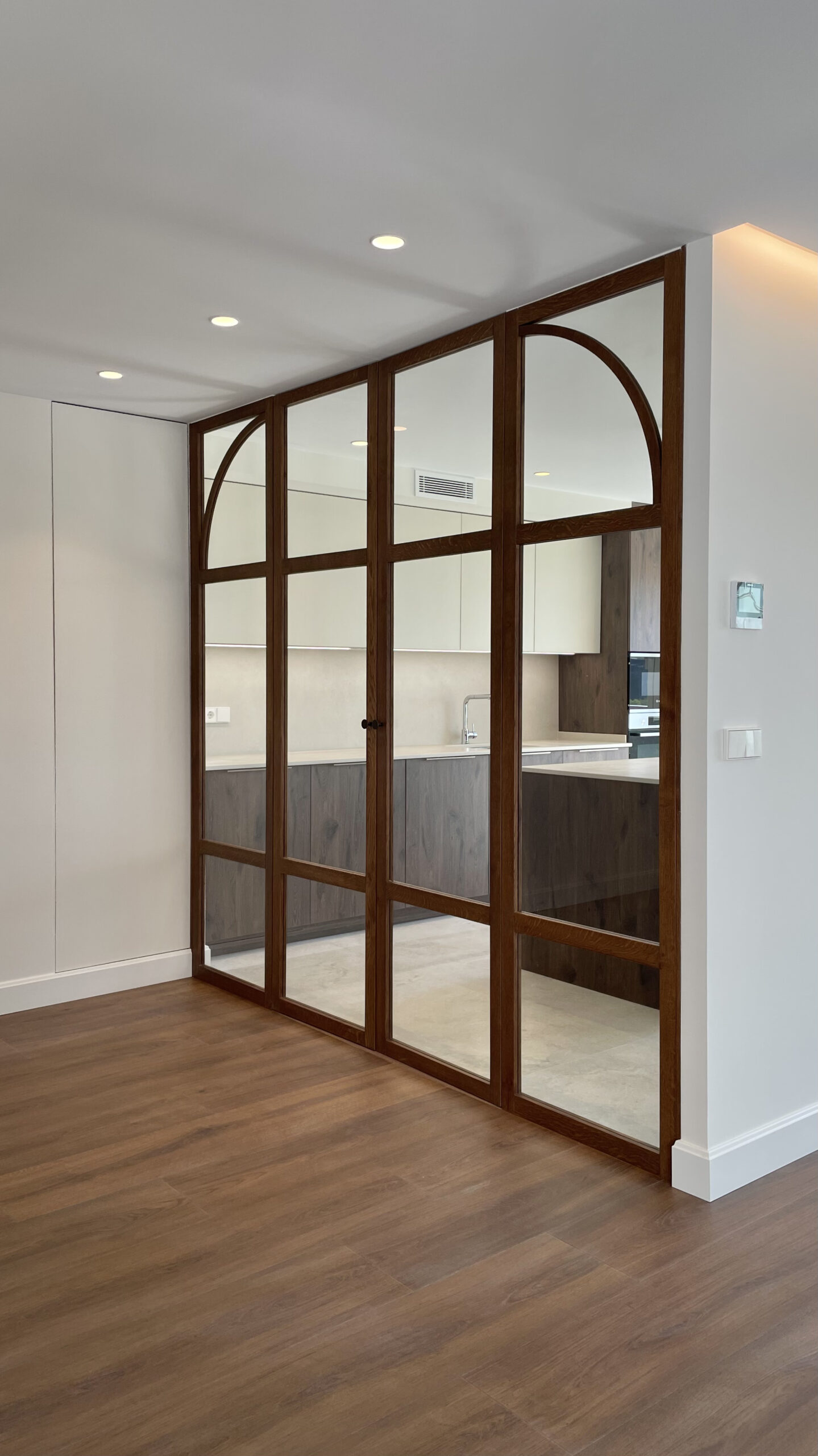 Cerramiento de madera con arcos acristalados