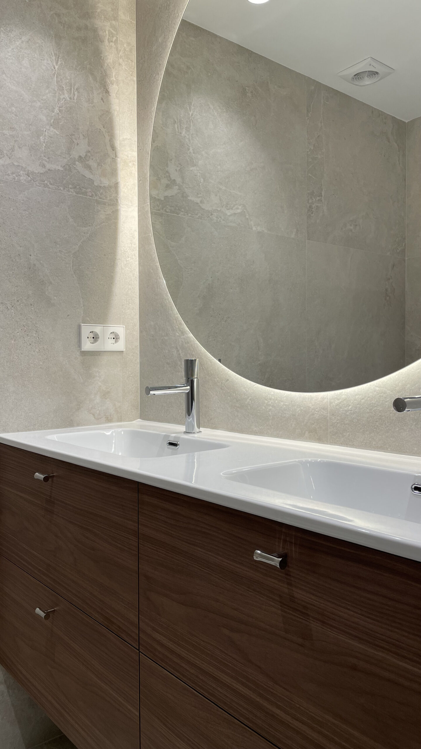 Lavabo doble con mueble de nogal y espejo iluminado