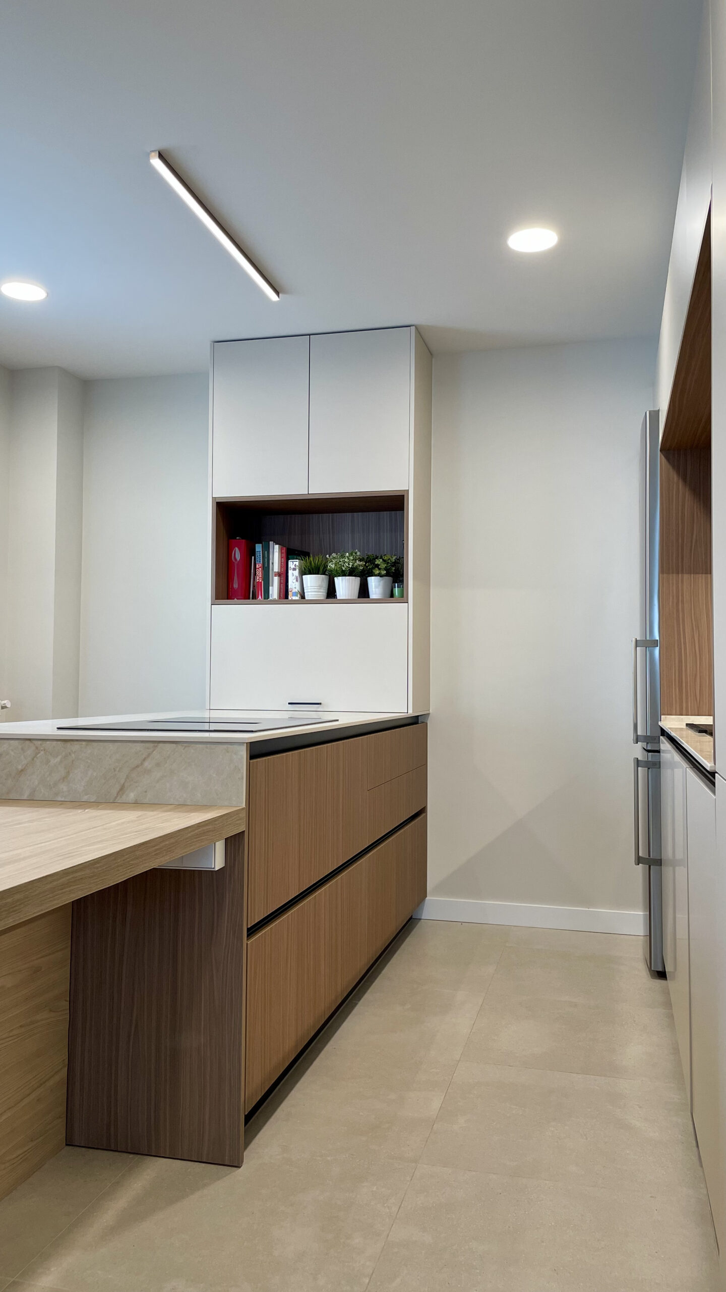 Cocina alargada con isla tras la reforma