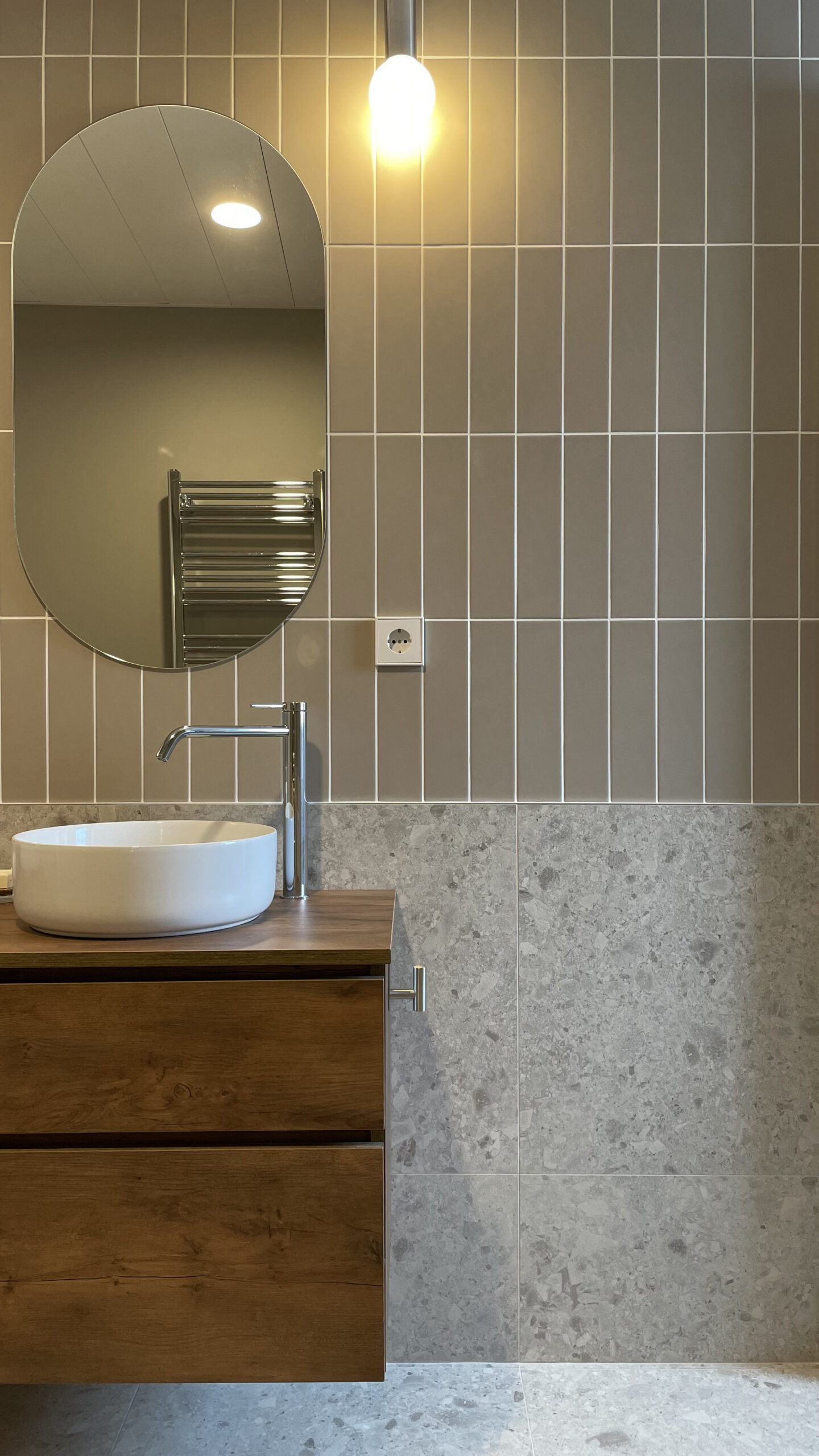 Lavabo con terrazo y azulejo vertical, proyecto GV 32