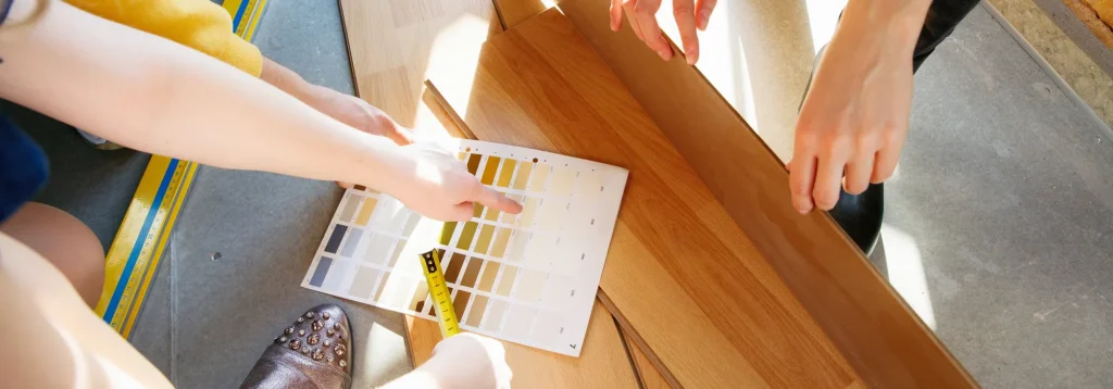 diseñador de interiores trabajando con pareja joven