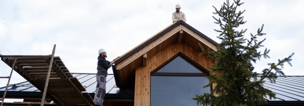 hombres trabajando juntos en techo casa