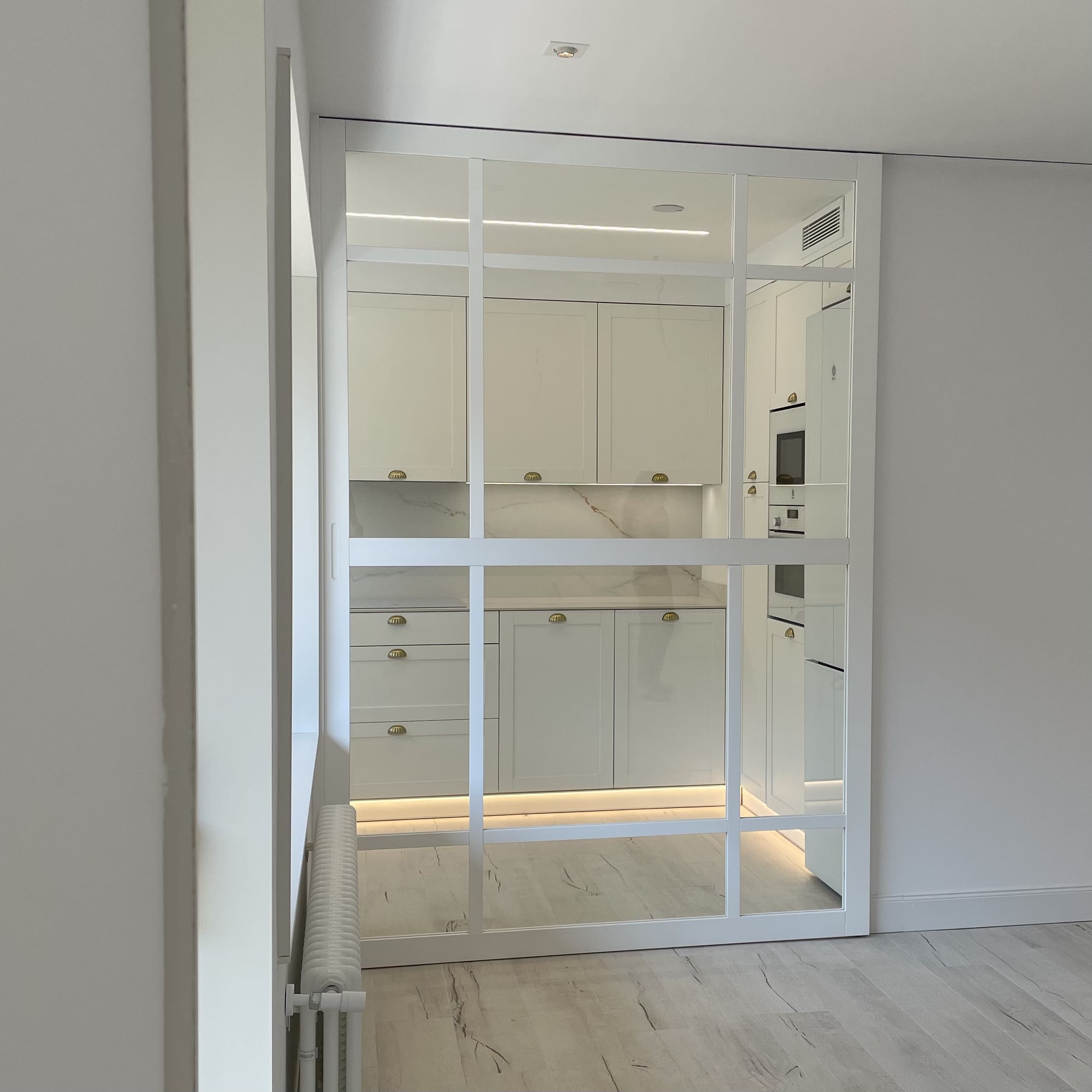 Cerramiento blanco acristalado de la cocina reformada