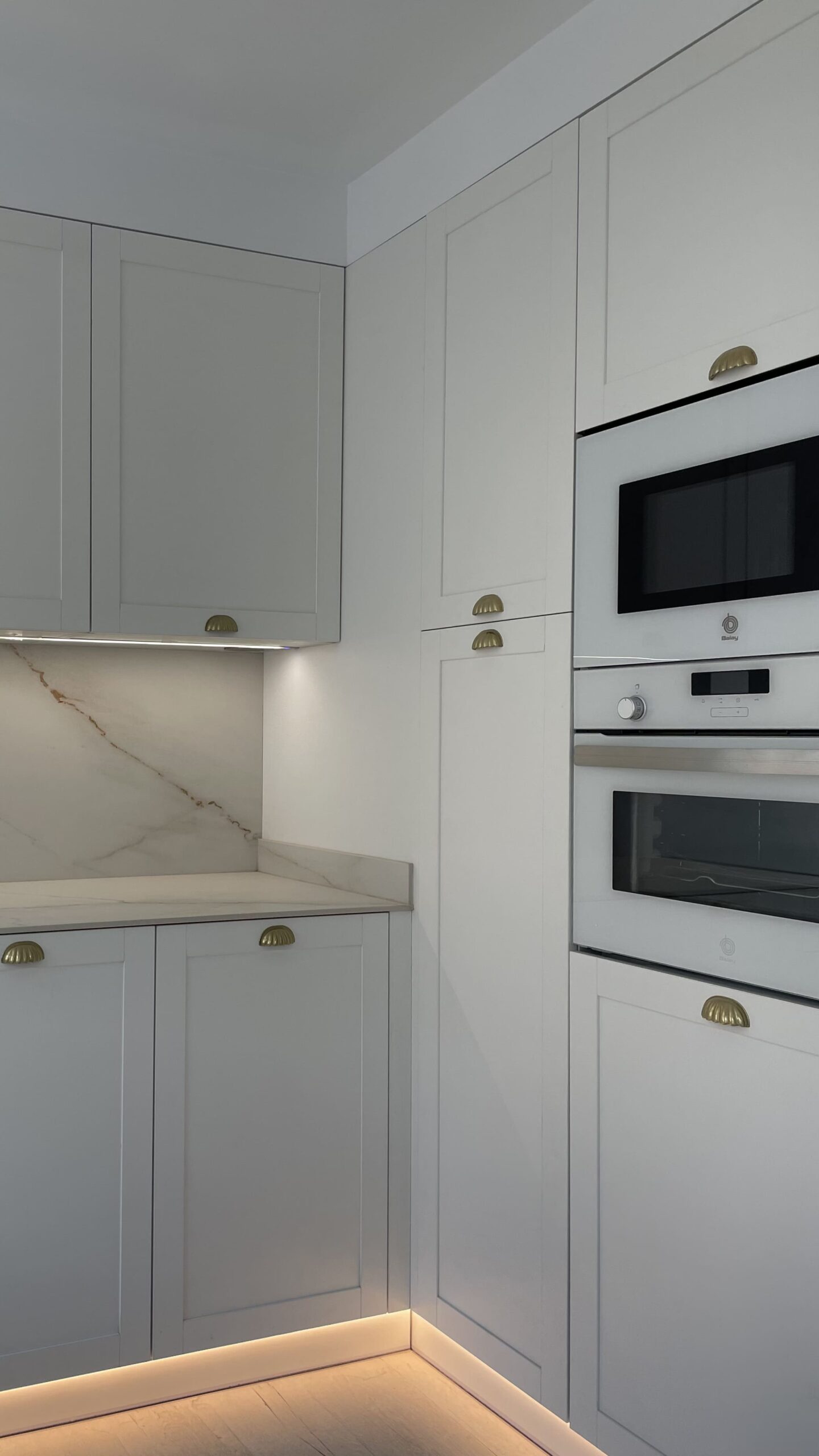 Cocina con columna de hornos y zócalo iluminado
