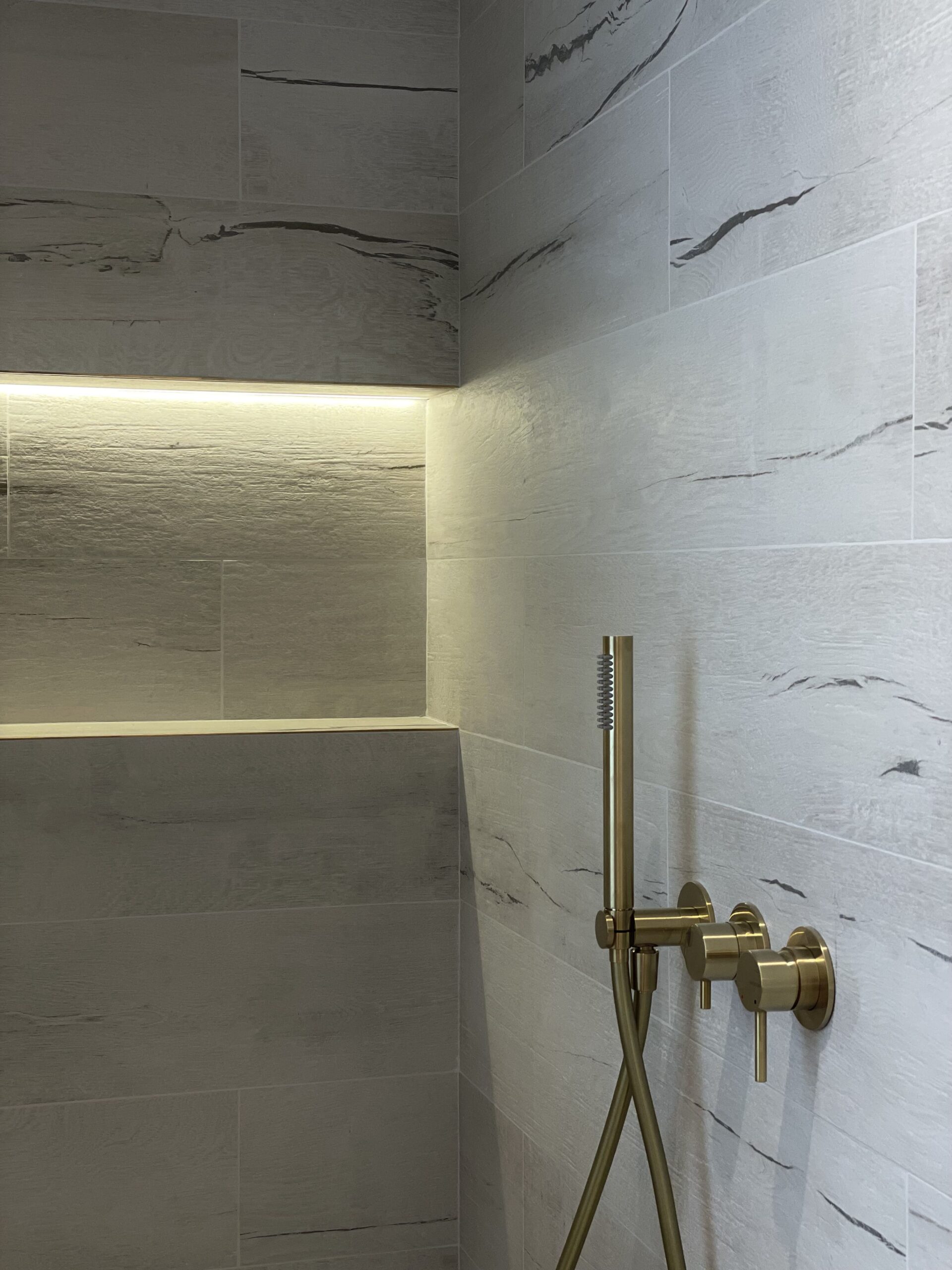 Ducha con hornacina y luz LED