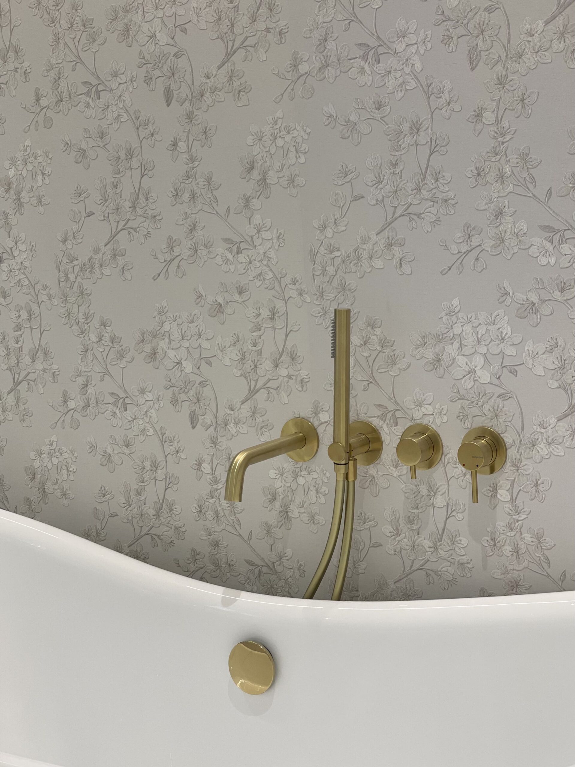 Grifería dorada de la bañera exenta
