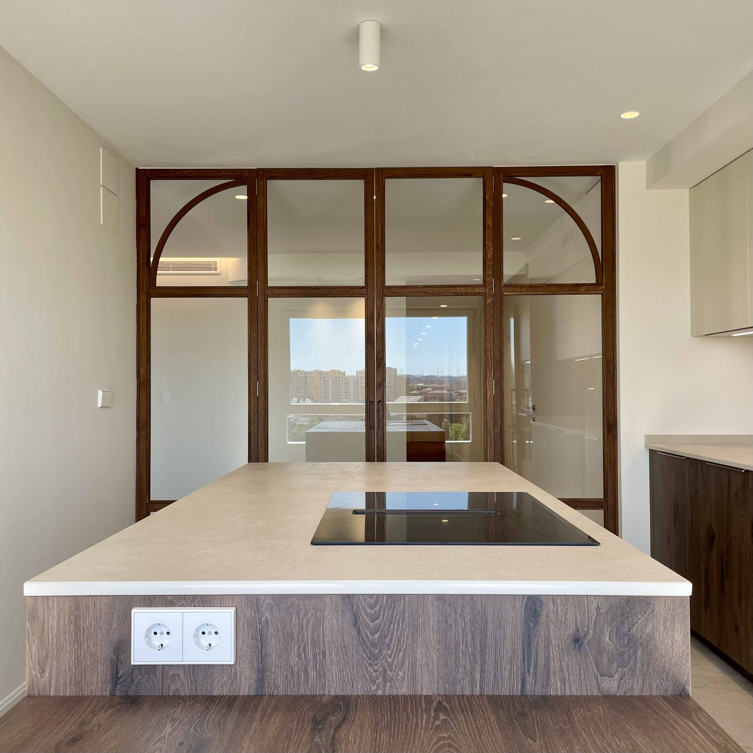 Isla de cocina frente al cerramiento en arco, proyecto FLA 02