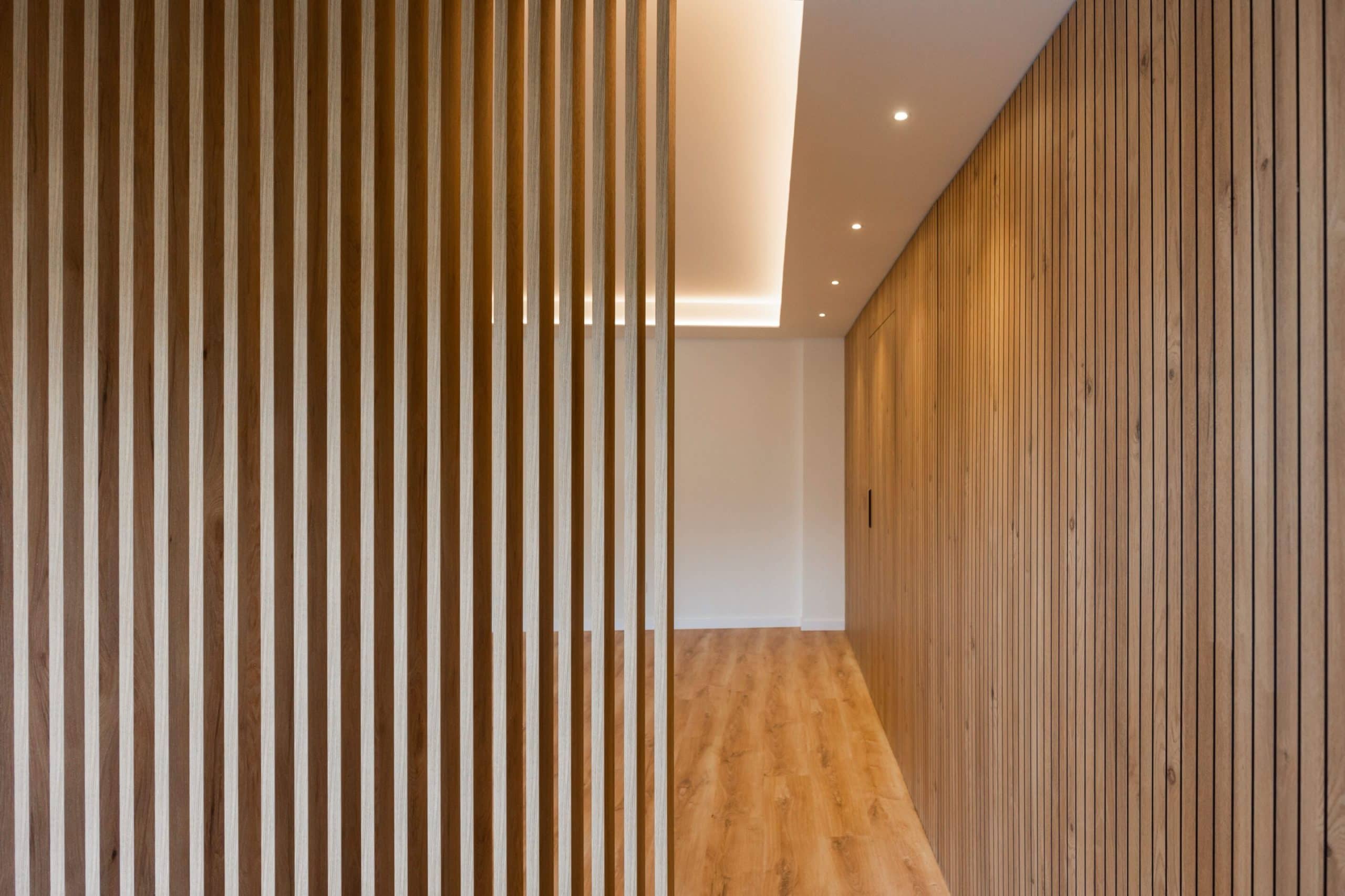 Listones verticales de madera en el paso al salón