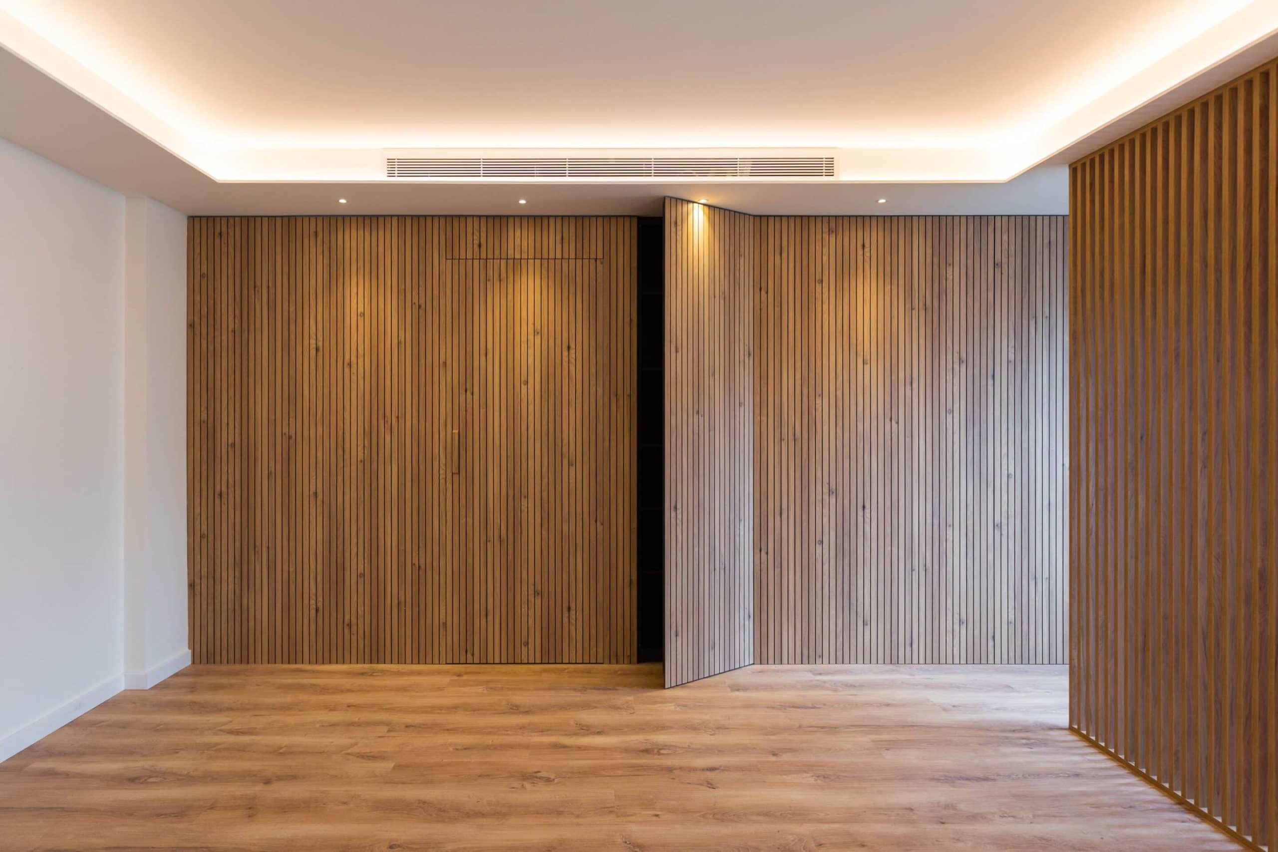 Pared de listones de madera en el salón