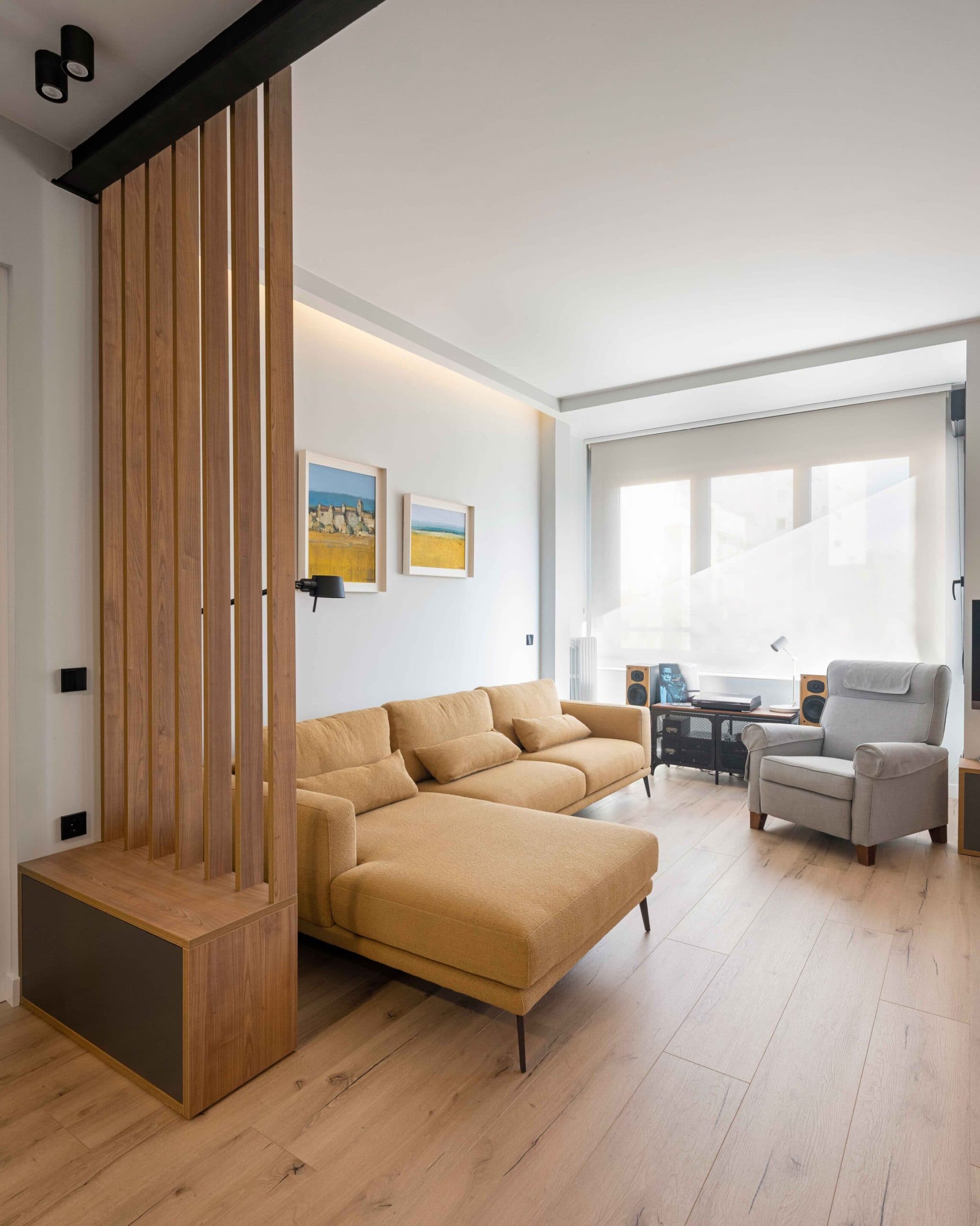 Salón con separador de listones de madera