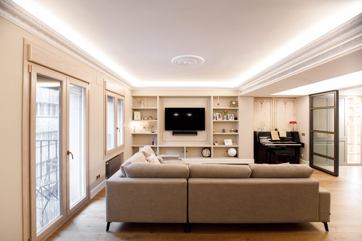 Salón reformado con balcones y librería