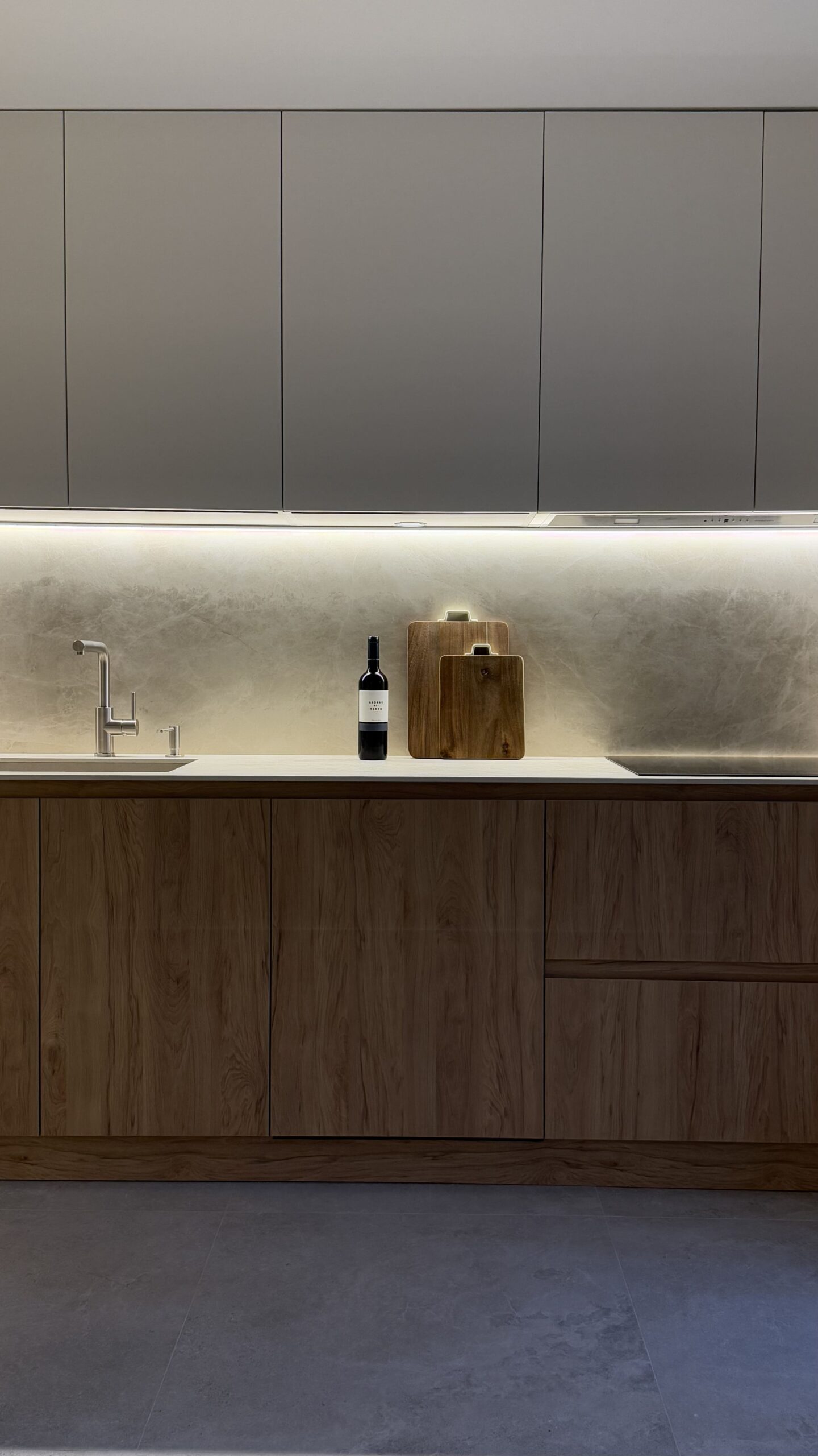 Cocina con muebles bajos de madera y altos grises