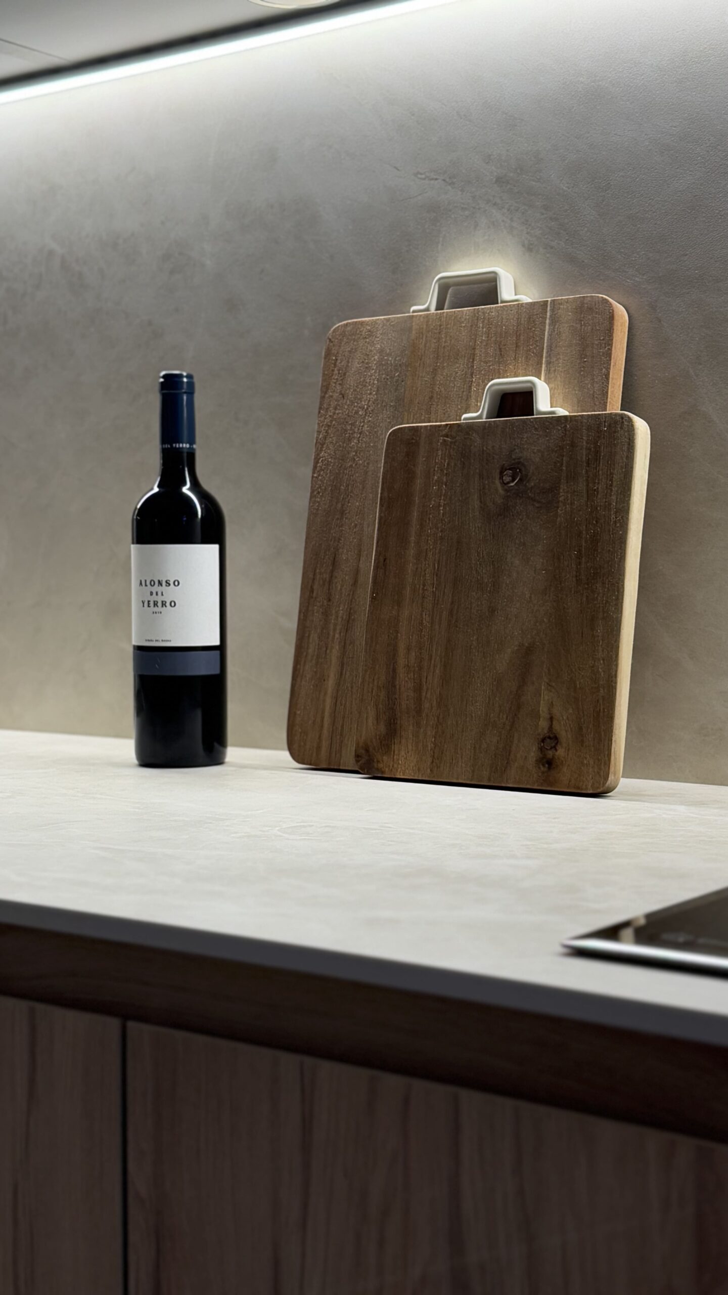 Detalle de la encimera con tablas de madera