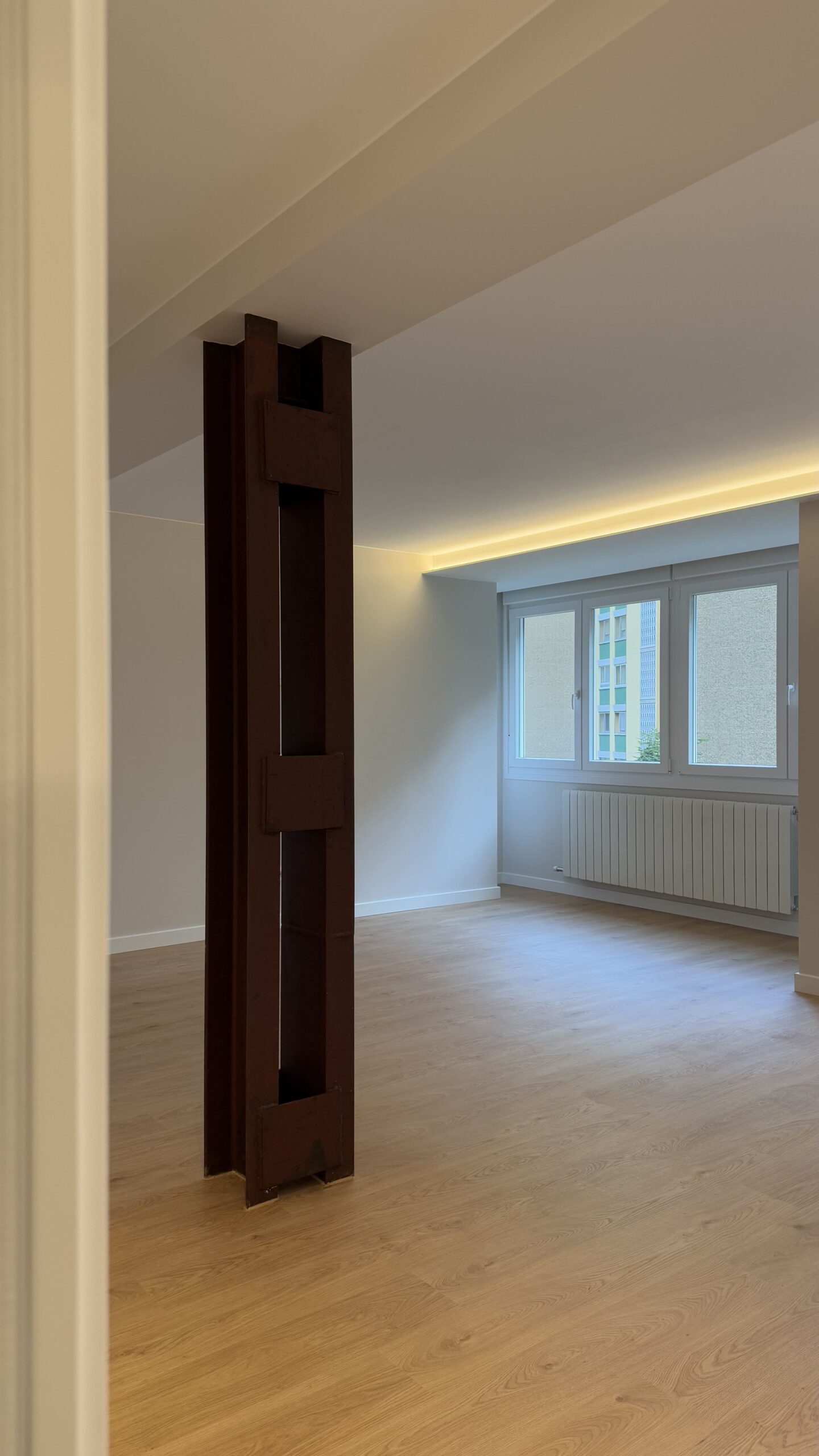 Habitación luminosa con contraventana de madera antigua