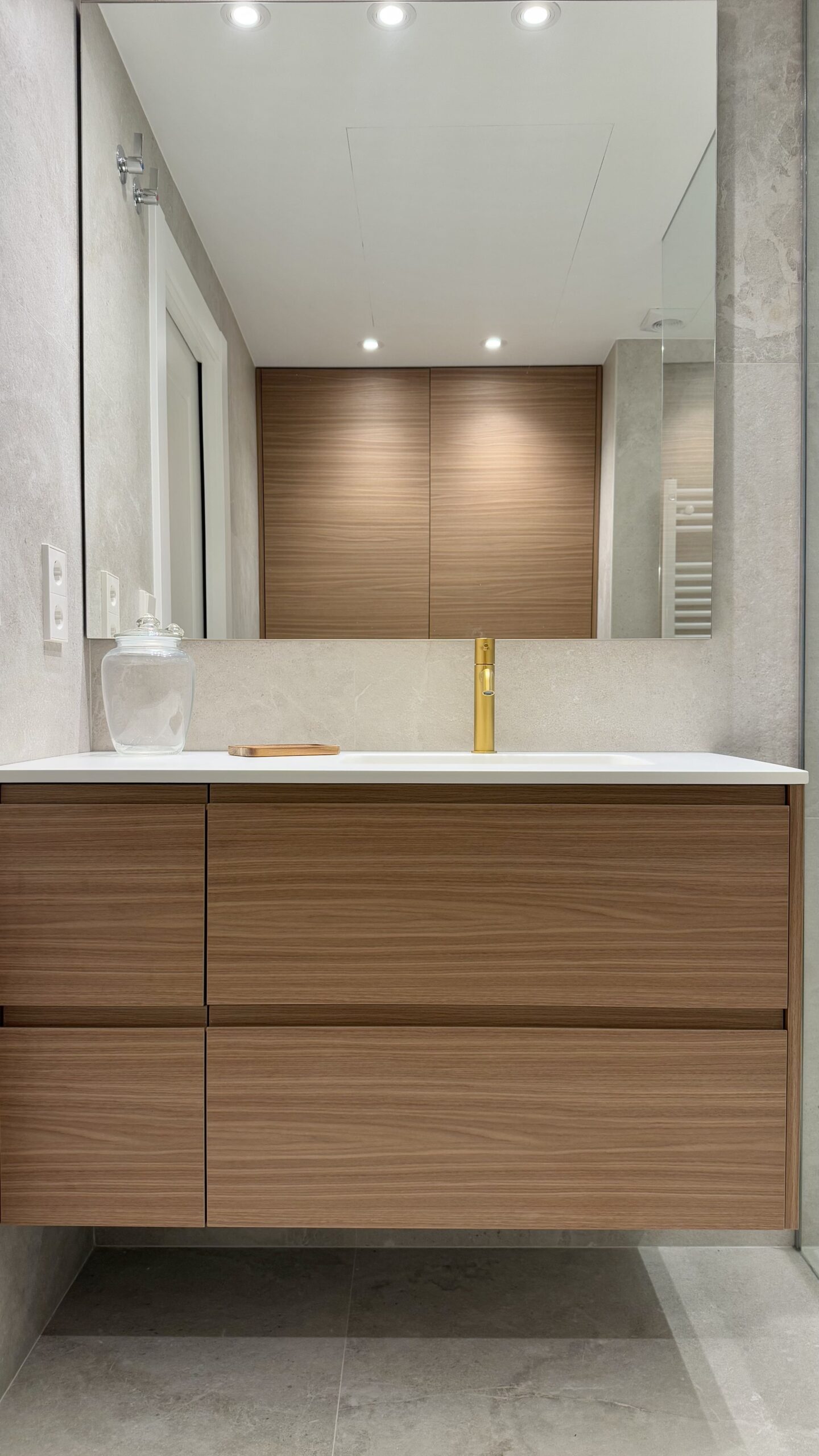 Mueble de baño de madera con grifo dorado