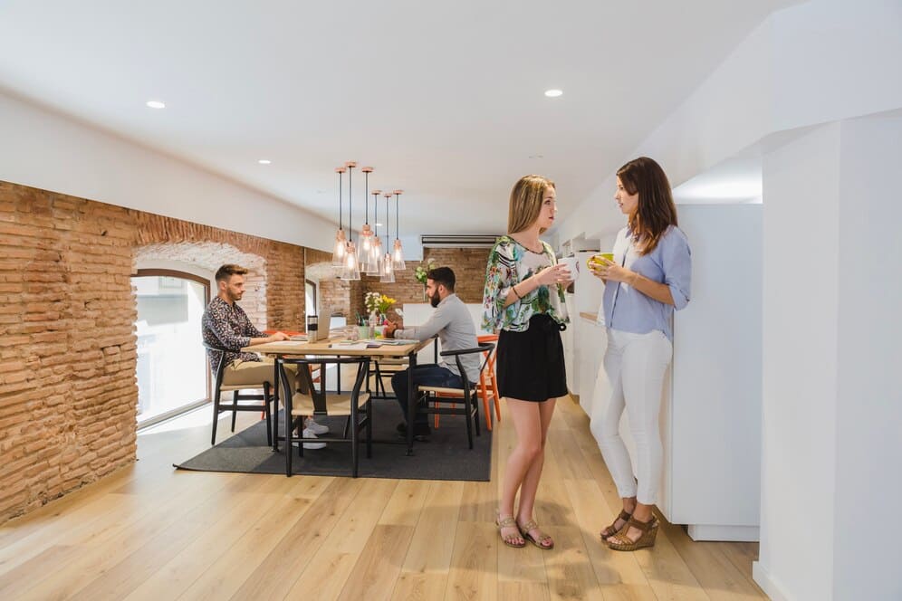 grupo personas oficina ambiente laboral charla relajada