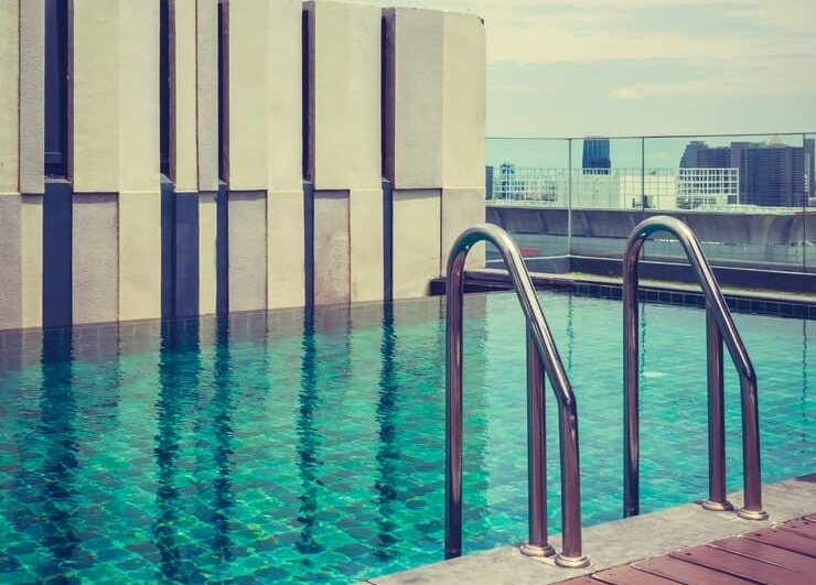 piscina terraza hotel agua cristalina relajacion