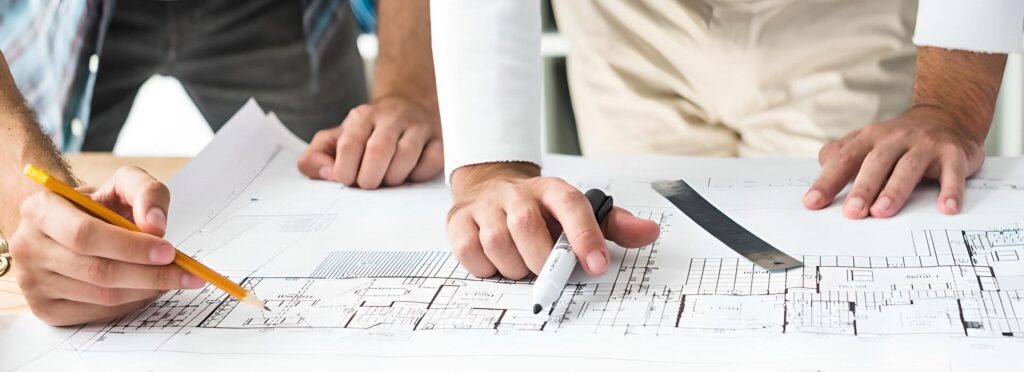 primer plano modelo mano dos arquitectos masculinos