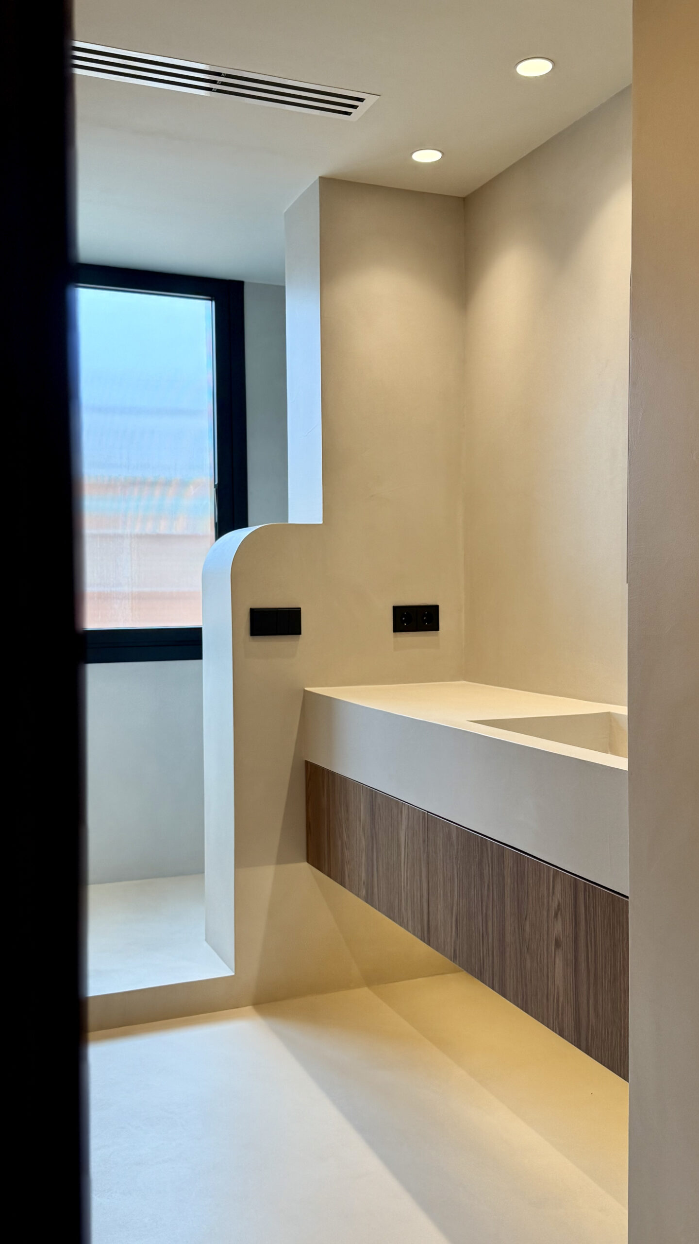 Baño con lavabo corrido y ventana