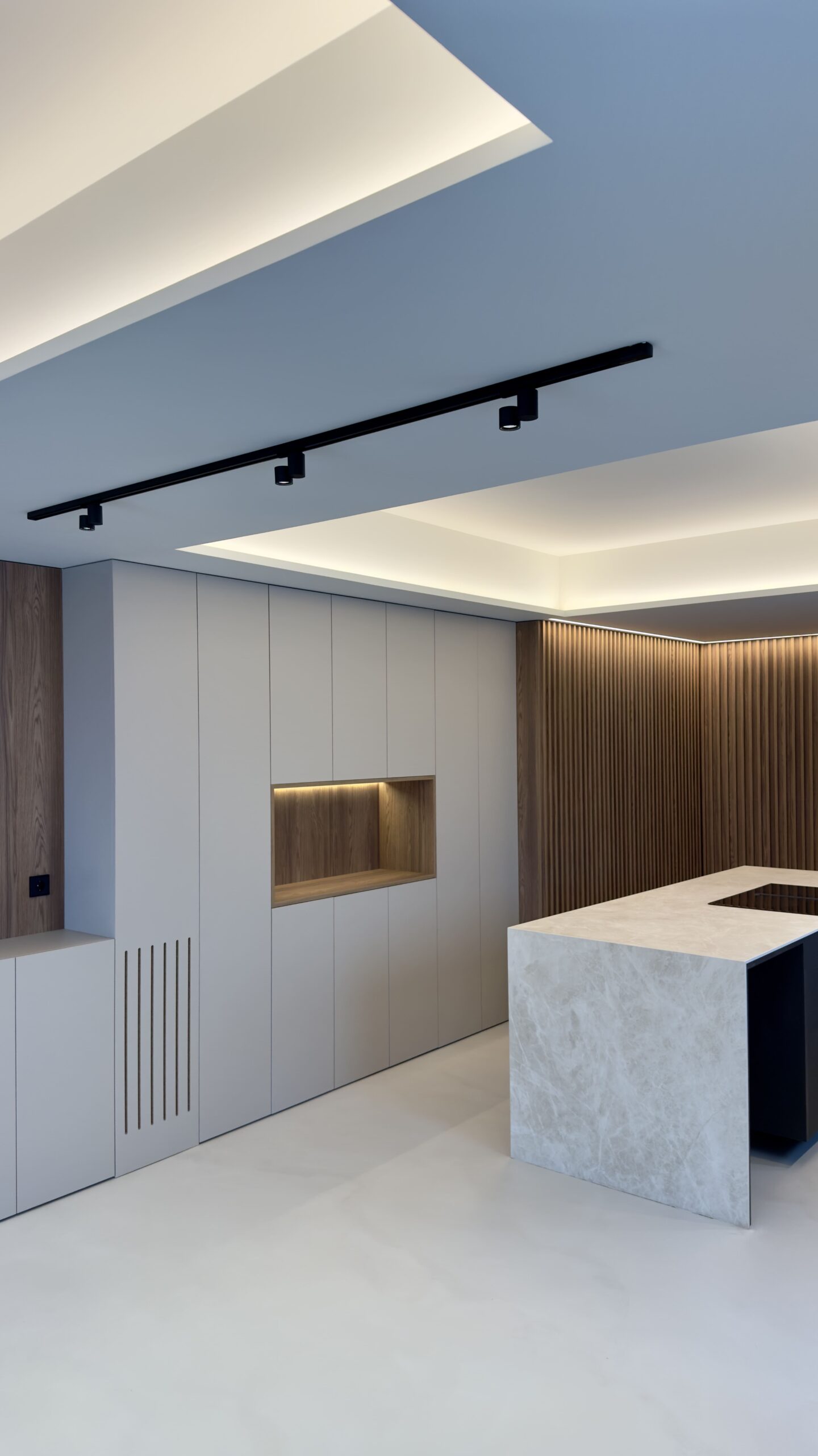 Cocina con techo de luz indirecta y rieles de focos