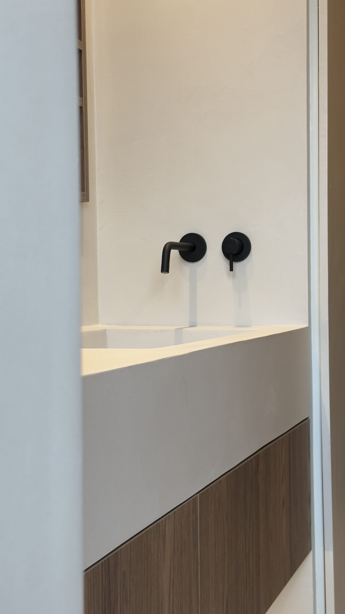 Lavabo integrado con grifería negra empotrada