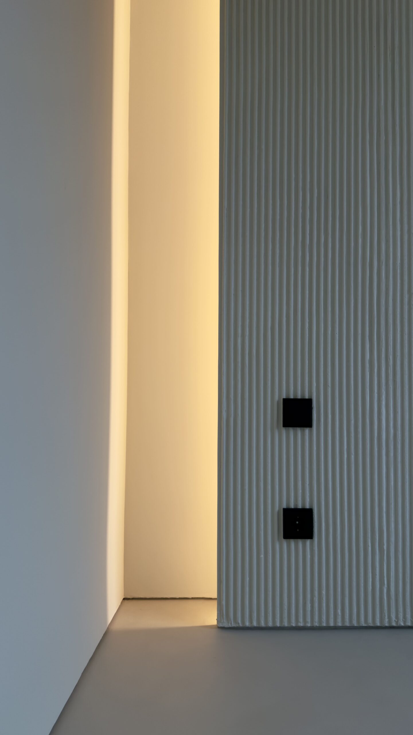 Luz indirecta junto a una pared acanalada