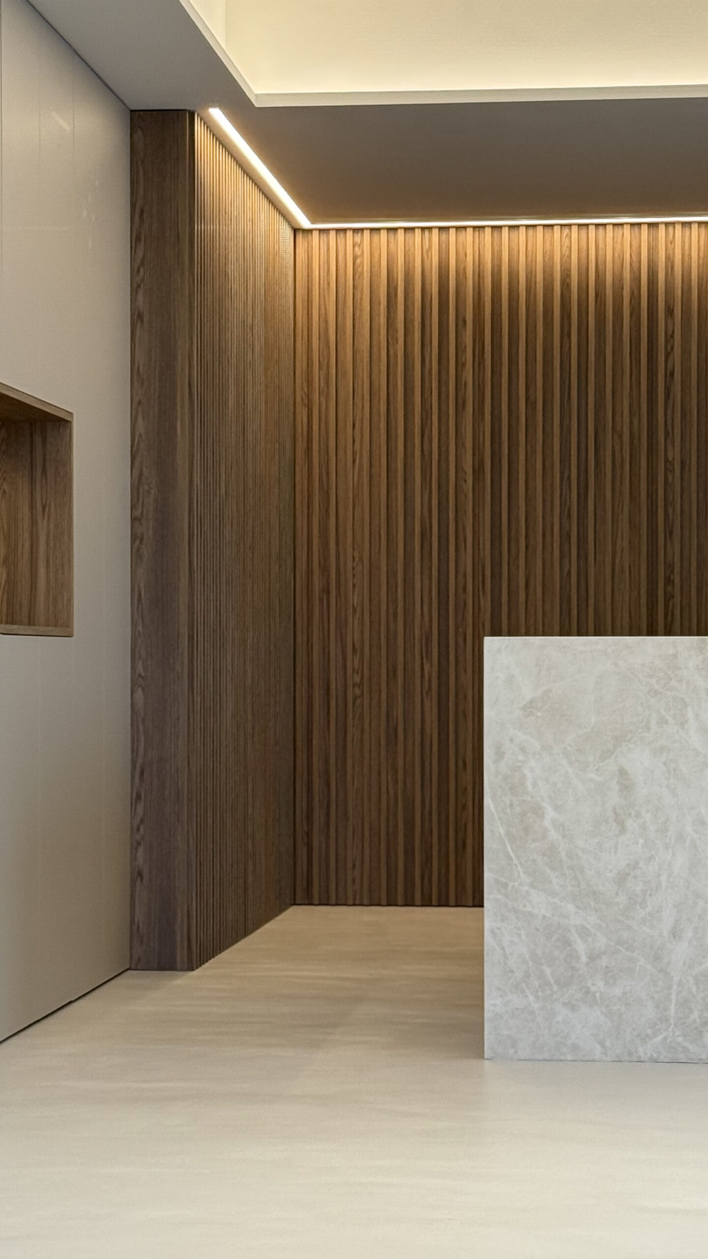 Pared de listones de madera con iluminación indirecta