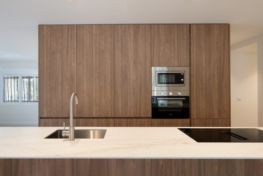 cocina con armarios de madera