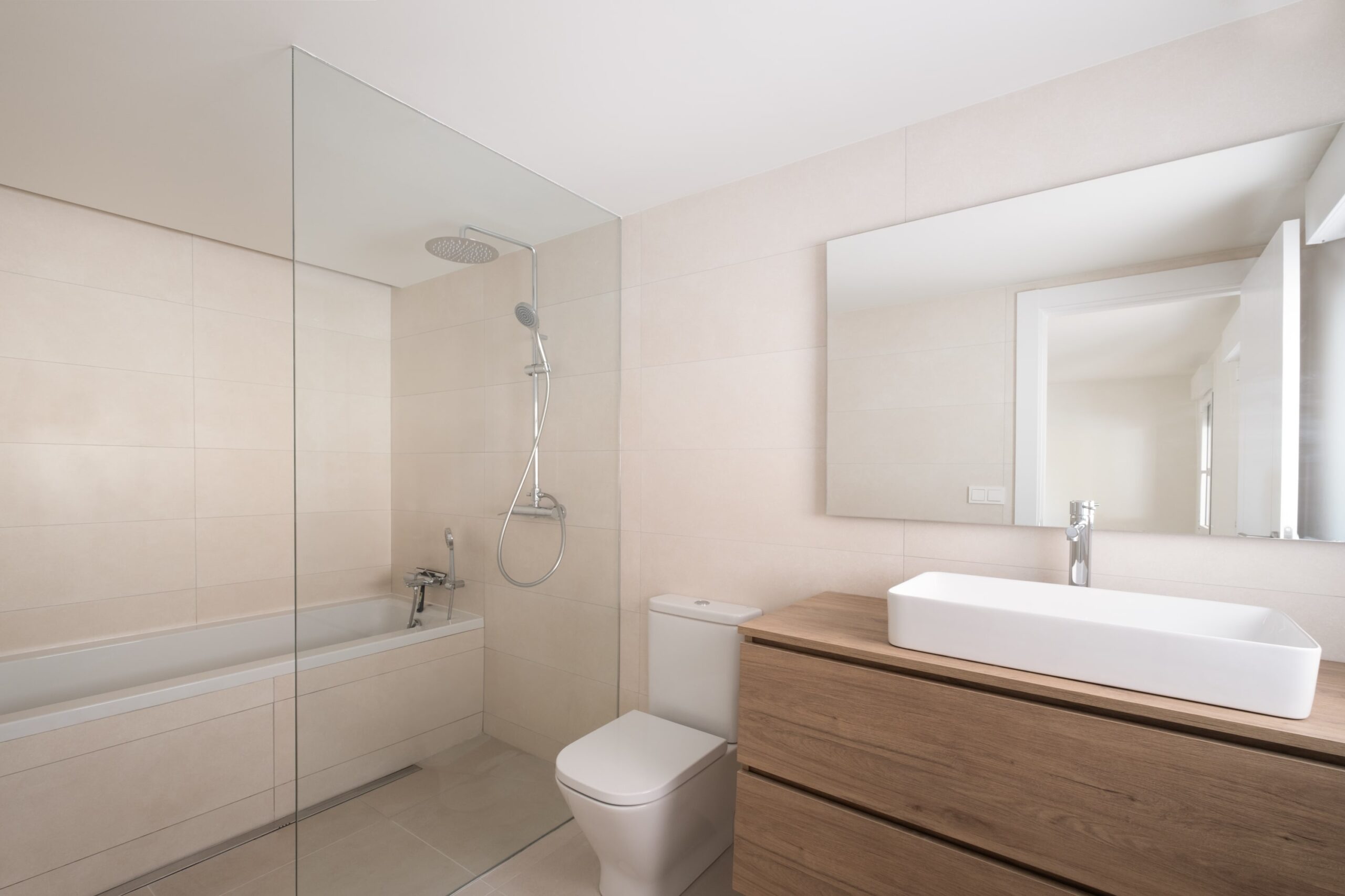 Baño completo con bañera en el proyecto CP06