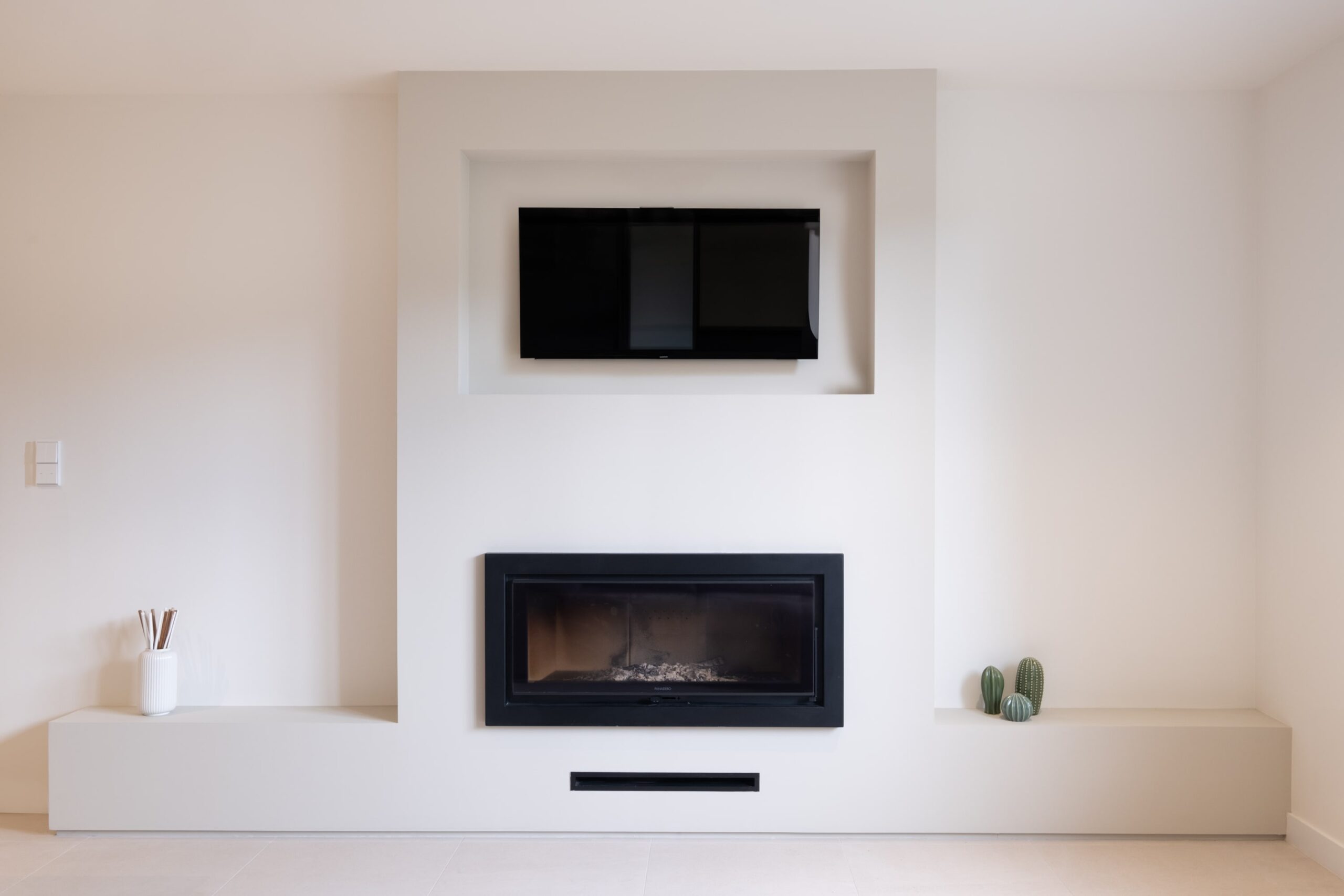 Chimenea empotrada con hueco para televisión