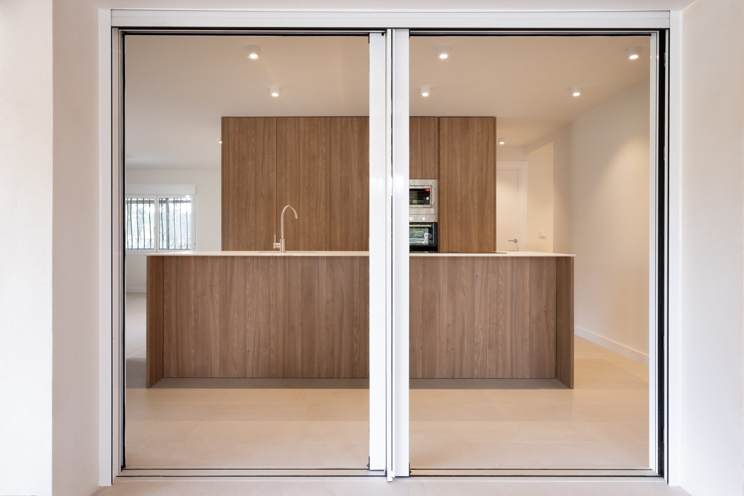 Cocina vista a través de la puerta corredera