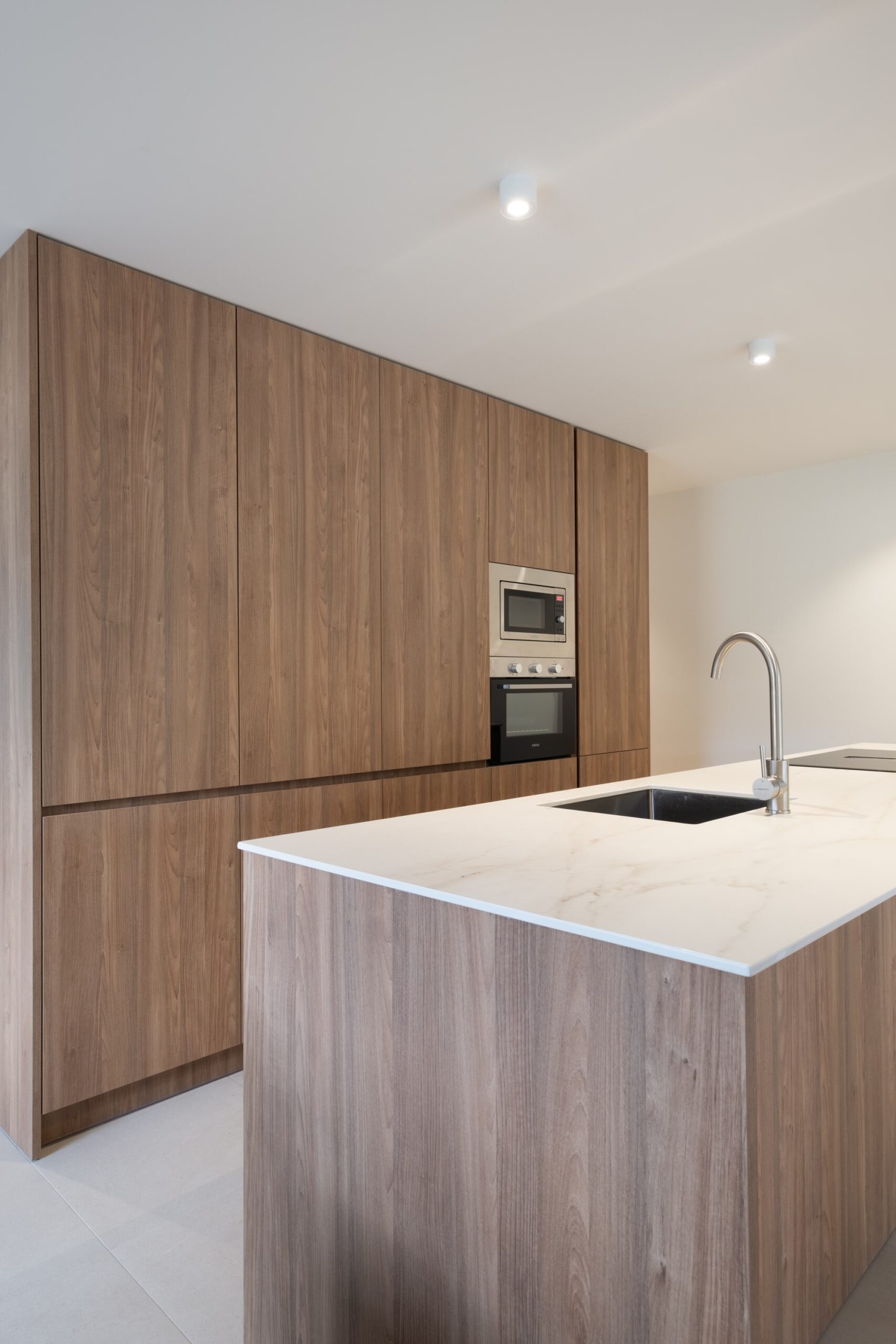 Columnas de cocina en madera con horno y microondas