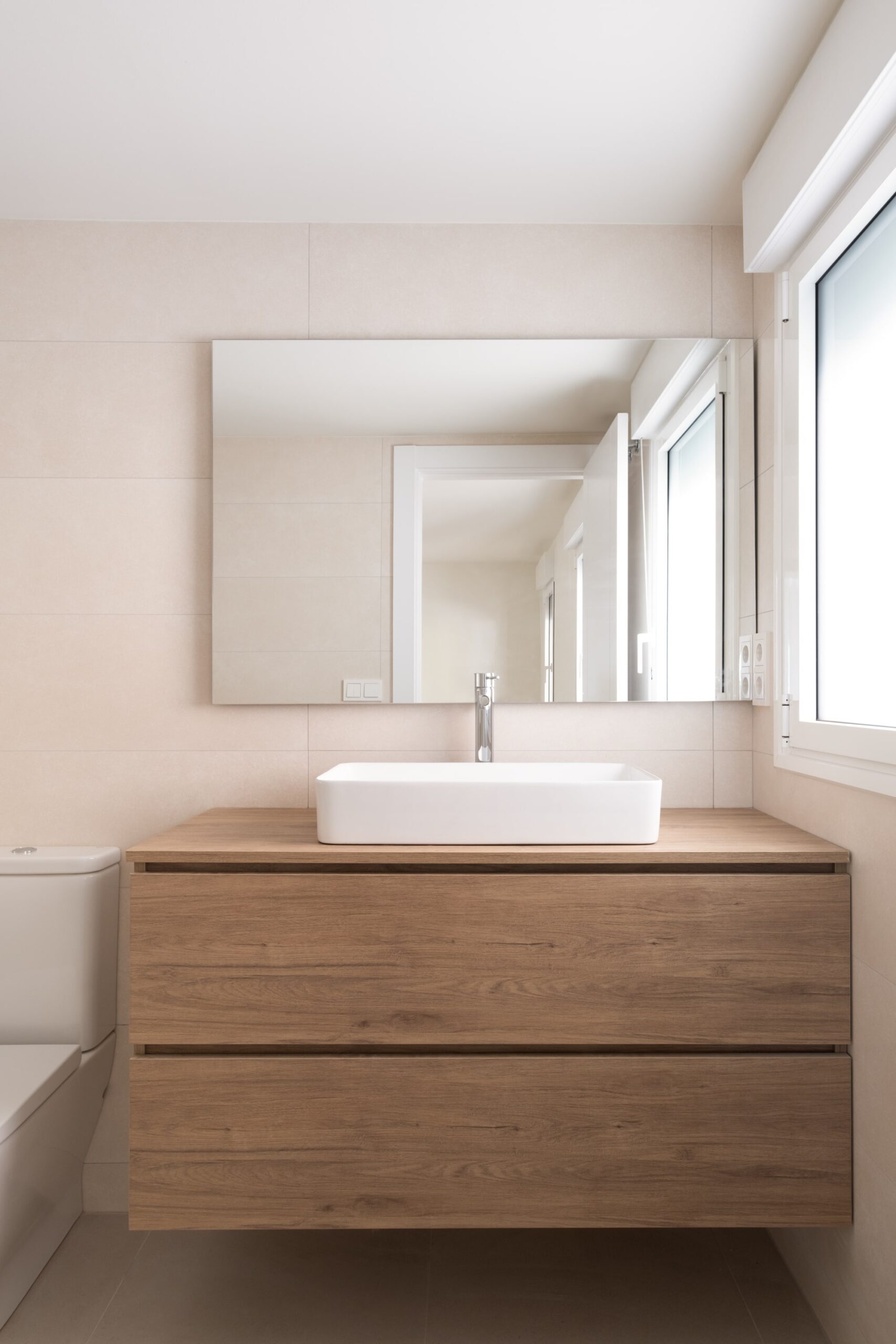 Lavabo sobre encimera en mueble de madera