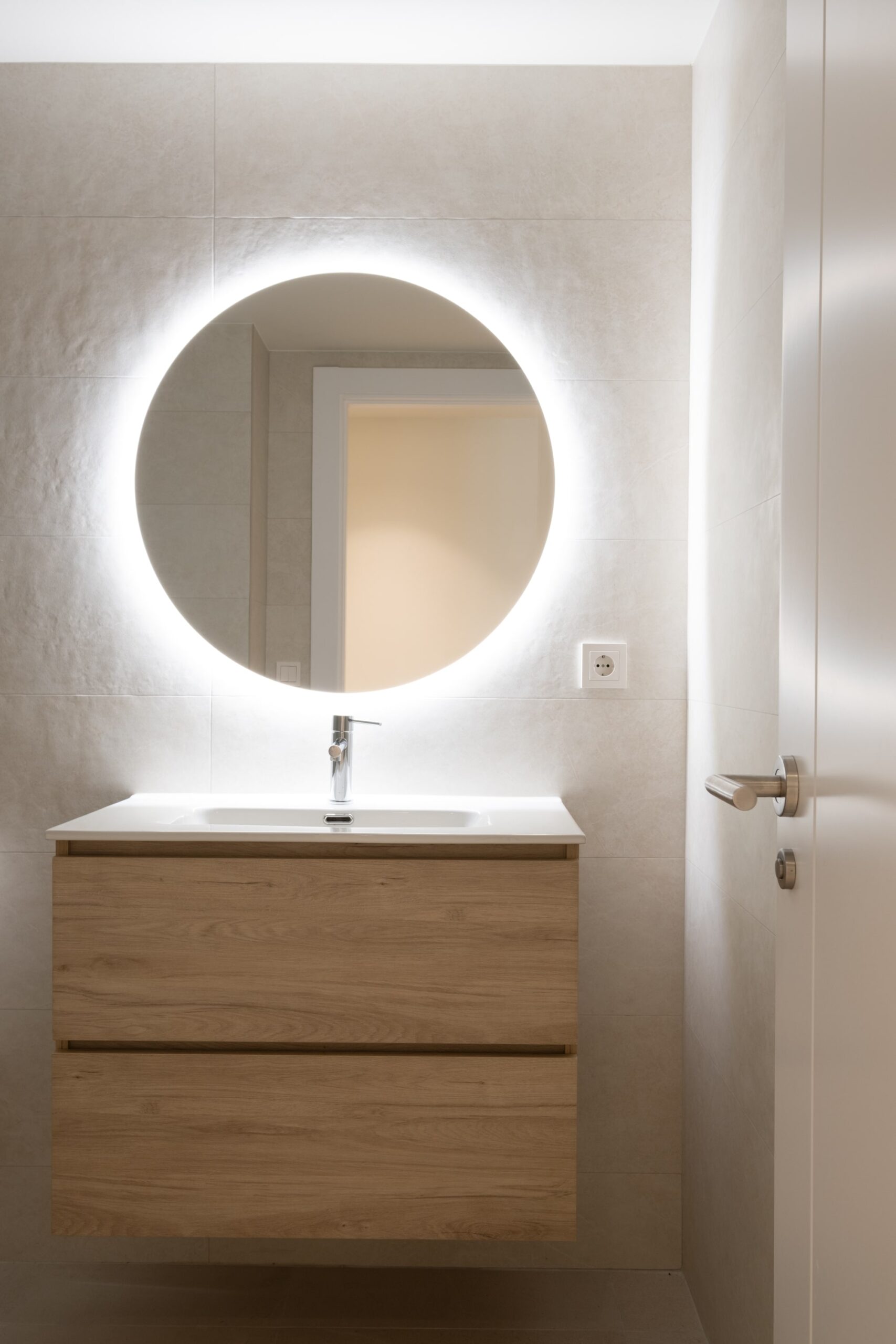 Mueble de baño suspendido de madera y espejo redondo
