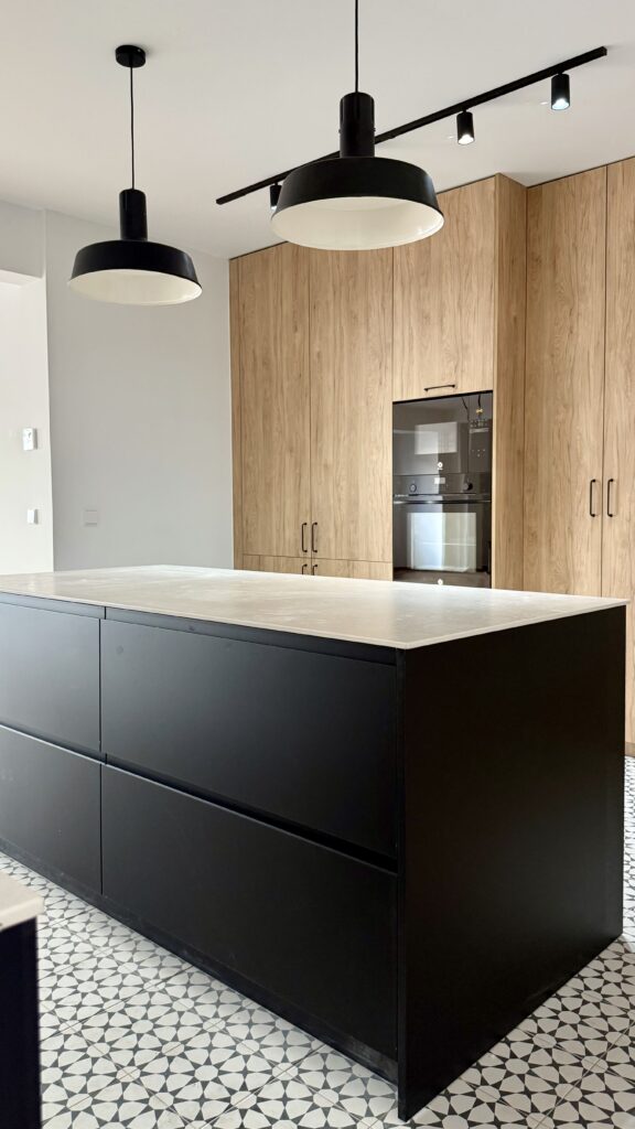 cocina con isla negra