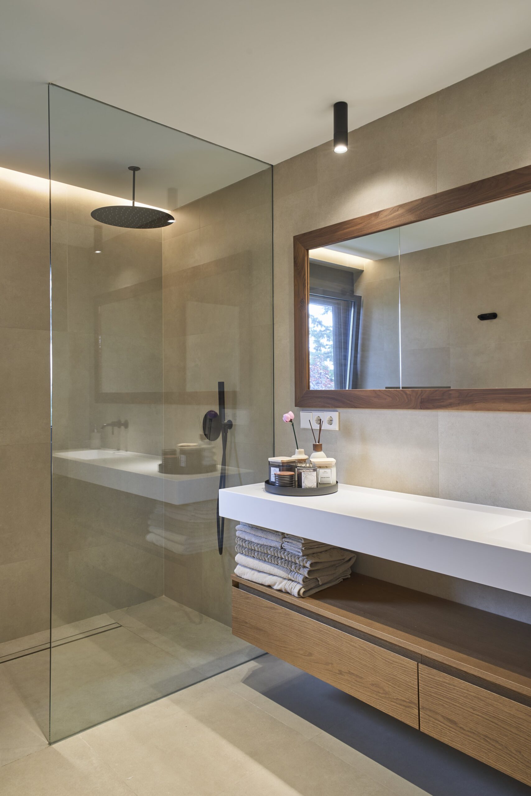 Baño con ducha de obra y espejo con marco de madera, proyecto CC10