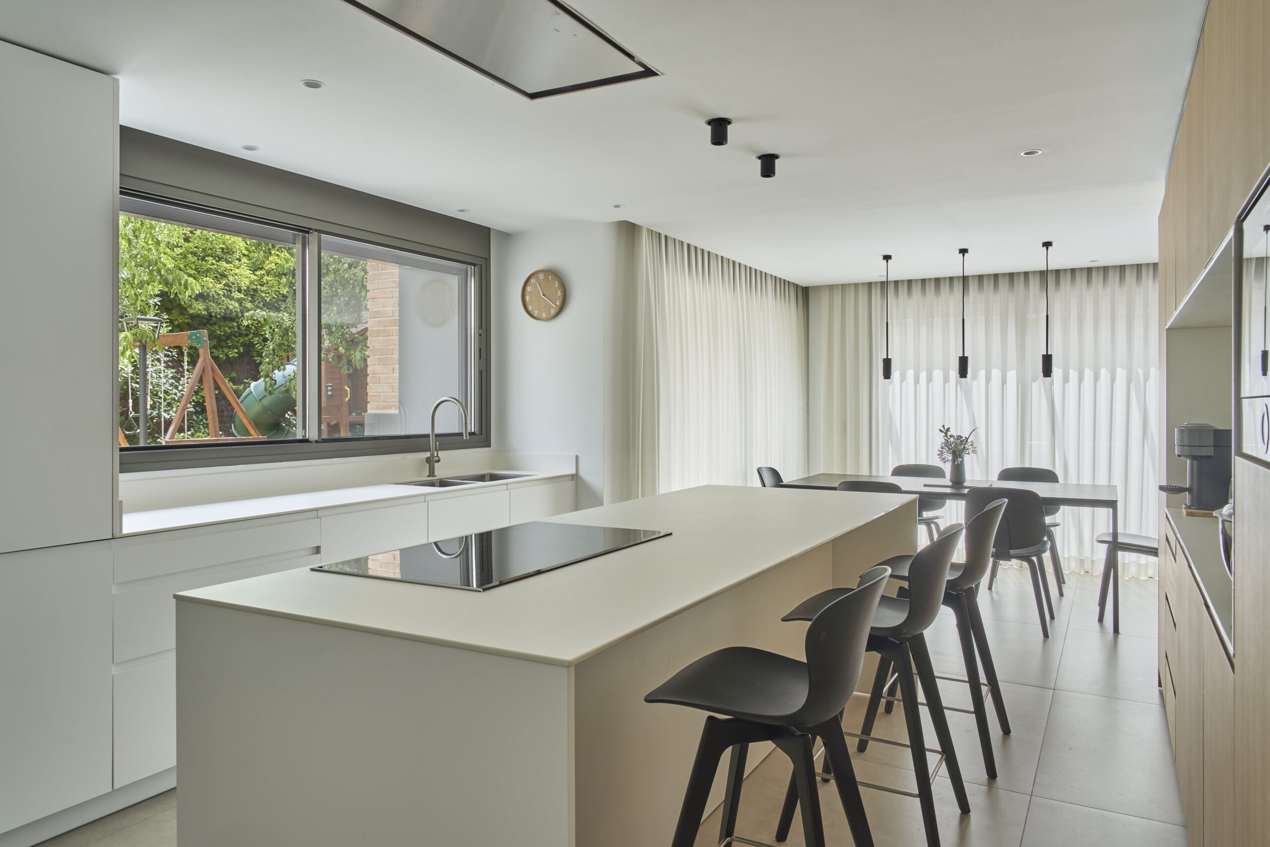 Cocina con isla integrada en el salón comedor